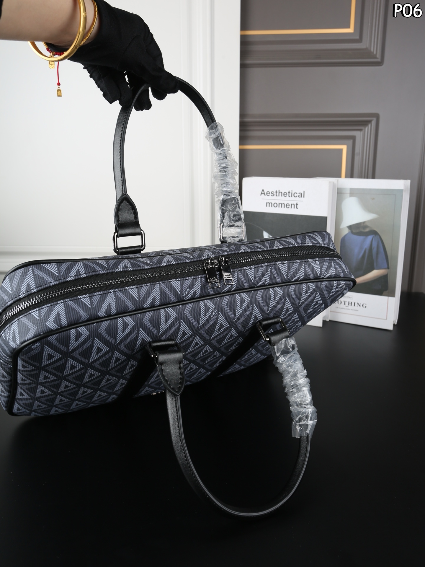 P160 DIOR迪奥 CD图案 单肩斜挎手提公文包 无法抗拒！商务人士梦中情包 可调节的肩带设计，提供了手提、肩背或斜挎的多种携带方式，搭配铝扣细节，更显精致与高级感 - 尺寸：38&times;28