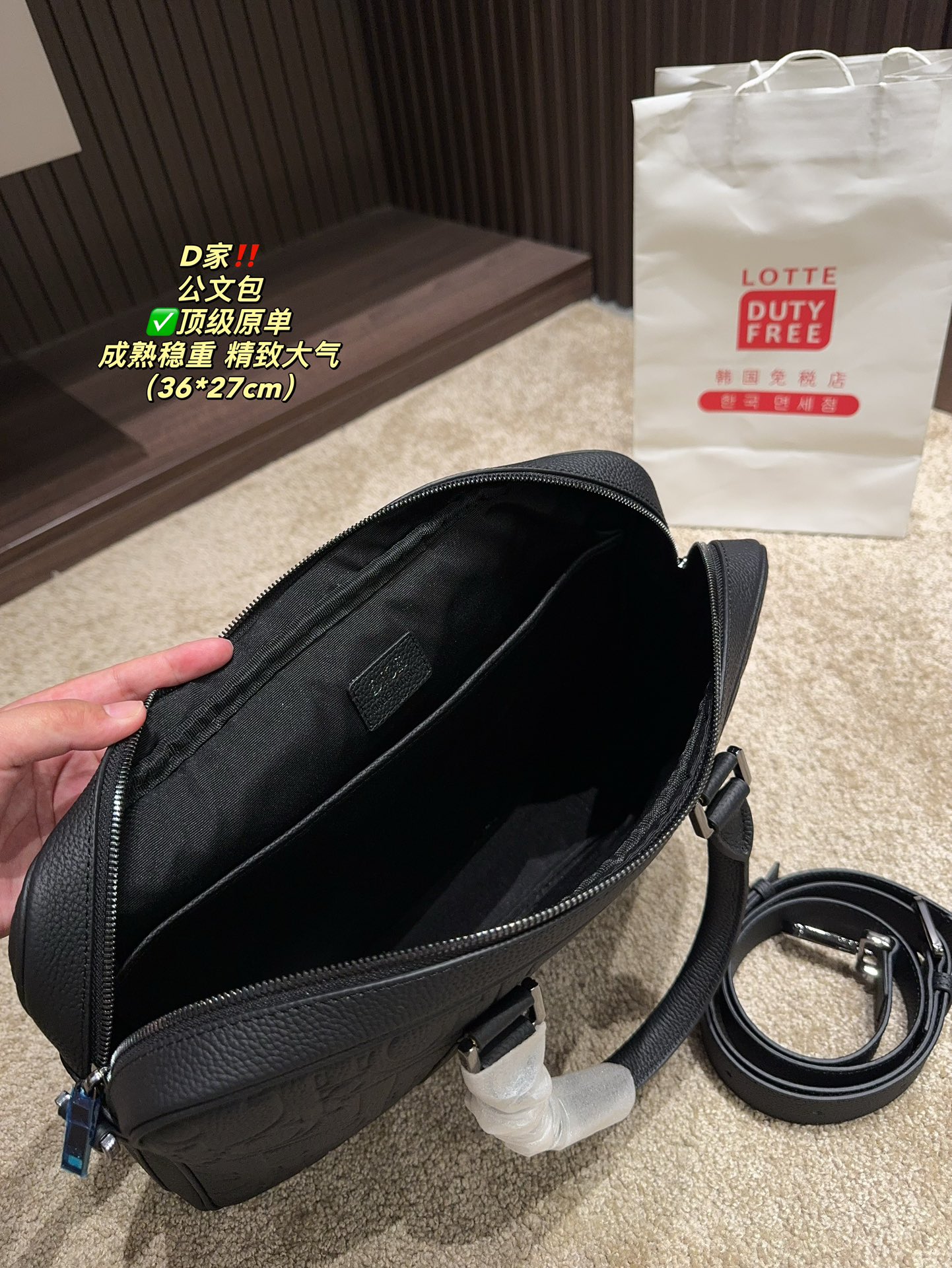 ✅顶级原单P250⚠️尺寸36.27 迪奥 公文包 DIOR 格调满满,自带一股低调沉稳儒雅的气息! 版型挺阔,很有型!越用越有沉淀的味道! 更加低调、沉稳!! 可单肩可斜挎,不分年龄不分身高!实用百搭!