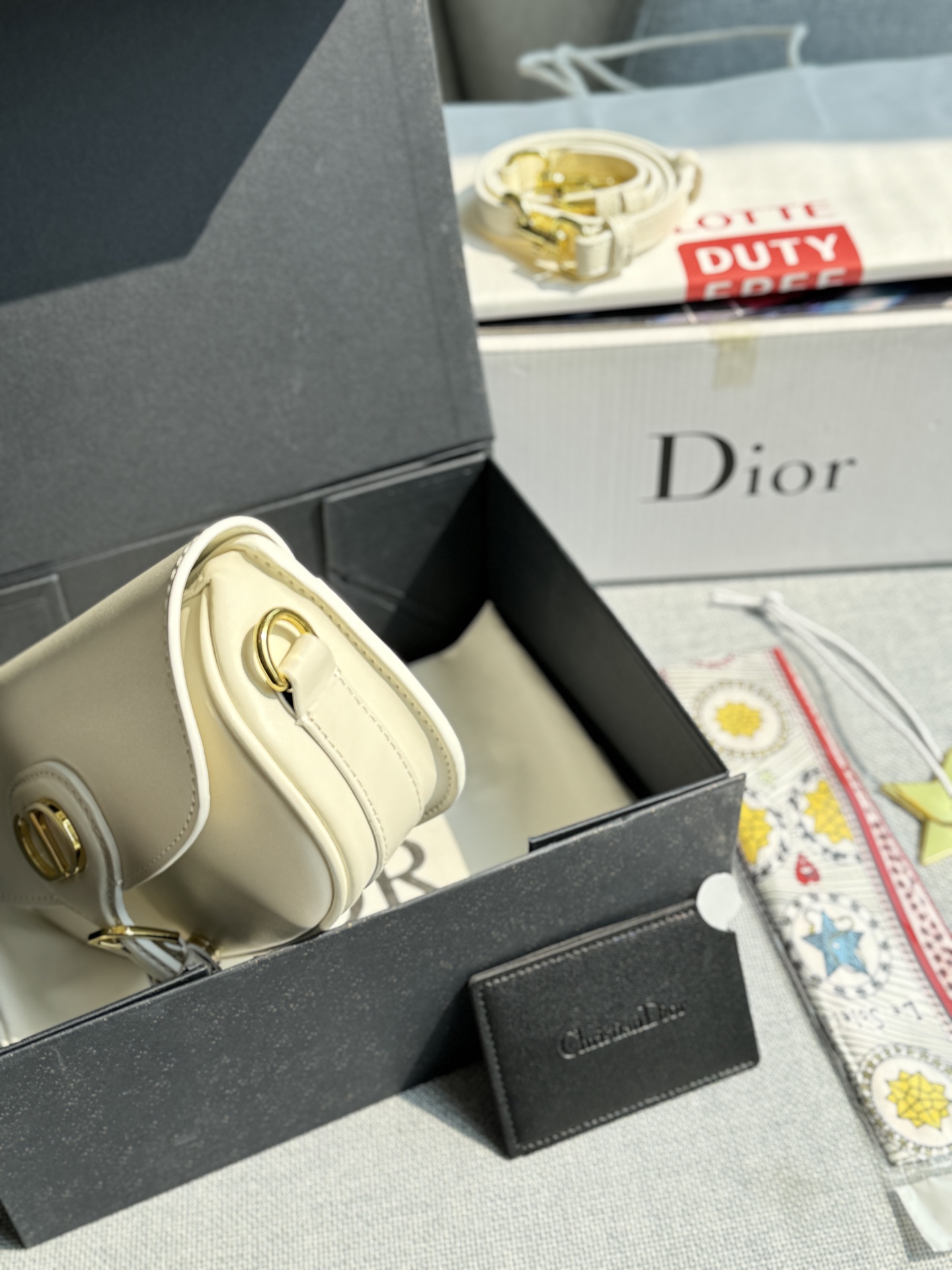 牛皮💰200 全套礼盒 size：20.5&times;11 DIOR迪奥 Bobby East-West 马鞍包 腋下包 新月包手提单肩斜挎包 小小一只，简洁复古半月包型老花设计，耐用耐脏，好看不过时🍃轻便时尚，受人喜爱是理所当然赶紧来拥有这款宝藏小包包