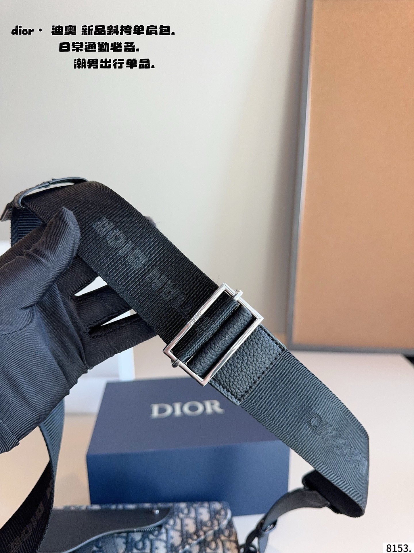 p180配礼盒🎁 Dior/迪奥 新款 男包系列的相机包实在帅la~ 简单有质感的设计对于日常即使不爱穿搭的男生都很友好 基础款搭配起来也能提升整体时髦度实用又很高级 尺寸 ：23*8*18/cm