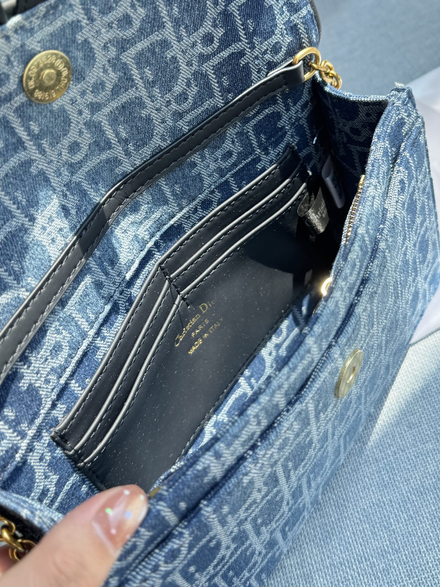 💰130 折叠盒 size：22&times;13 DIOR迪奥 Saddle 马鞍包 链条包 单肩包 复古精很‬致... 搭配古铜铜色‬质链条⛓️ 包身整体呈现为利落的方正廓形，点睛之笔在于那覆盖其上的弧形包盖&mdash;&mdash;这正是对传奇马鞍造型的优雅诠释； 百变背法，随心切换