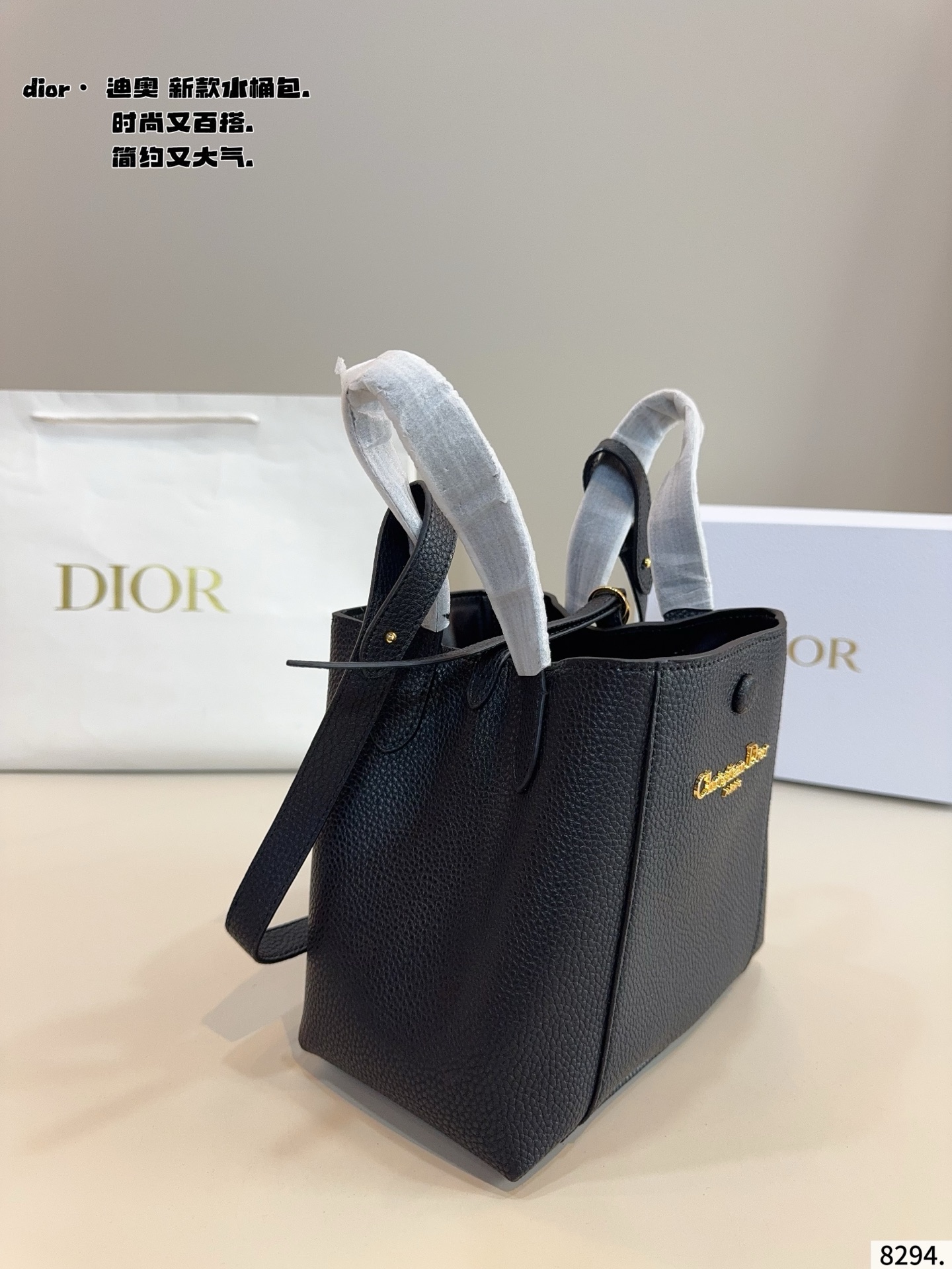p180配礼盒🎁 D家 迪奥 是熱腾腾新款 水桶包. 又酷又甜的水桶包 出門随手一拎就很好看 老花蓝Dior新品真的太戳我拉 CEST DIOR出场就是王炸! 这个小水桶太太太有设计感拉 这种容量非常感人 一直焊死在身上的水桶尺寸:21*11*20cm