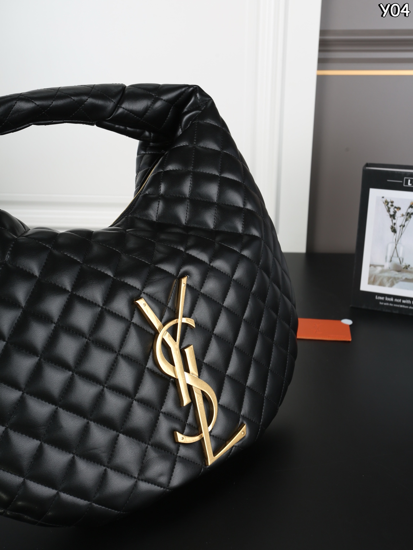 P230 YSL圣罗兰 ICARE HOBO 腋下包 手提包 YSL超🔥的一款大包包ICARE，25年秋冬推出腋下包款啦[氛围感R]大包爱好者又🈶新的选择啦！ 当年YSL ICARE就🔥的不要不要的，一枚大金属logo是视觉焦点，ICARE HOBO继承了这些特征，软质包身贴合日常，随手一挎便融入通勤、逛街或短途出行的节奏[爆炸R] 简约设计藏得住细节，无论是装点小物的内袋，还是耐造的面料，都为实用主义而生～ 别看是羊皮哦，耐造又高级👌～ 尺寸：45&times;35