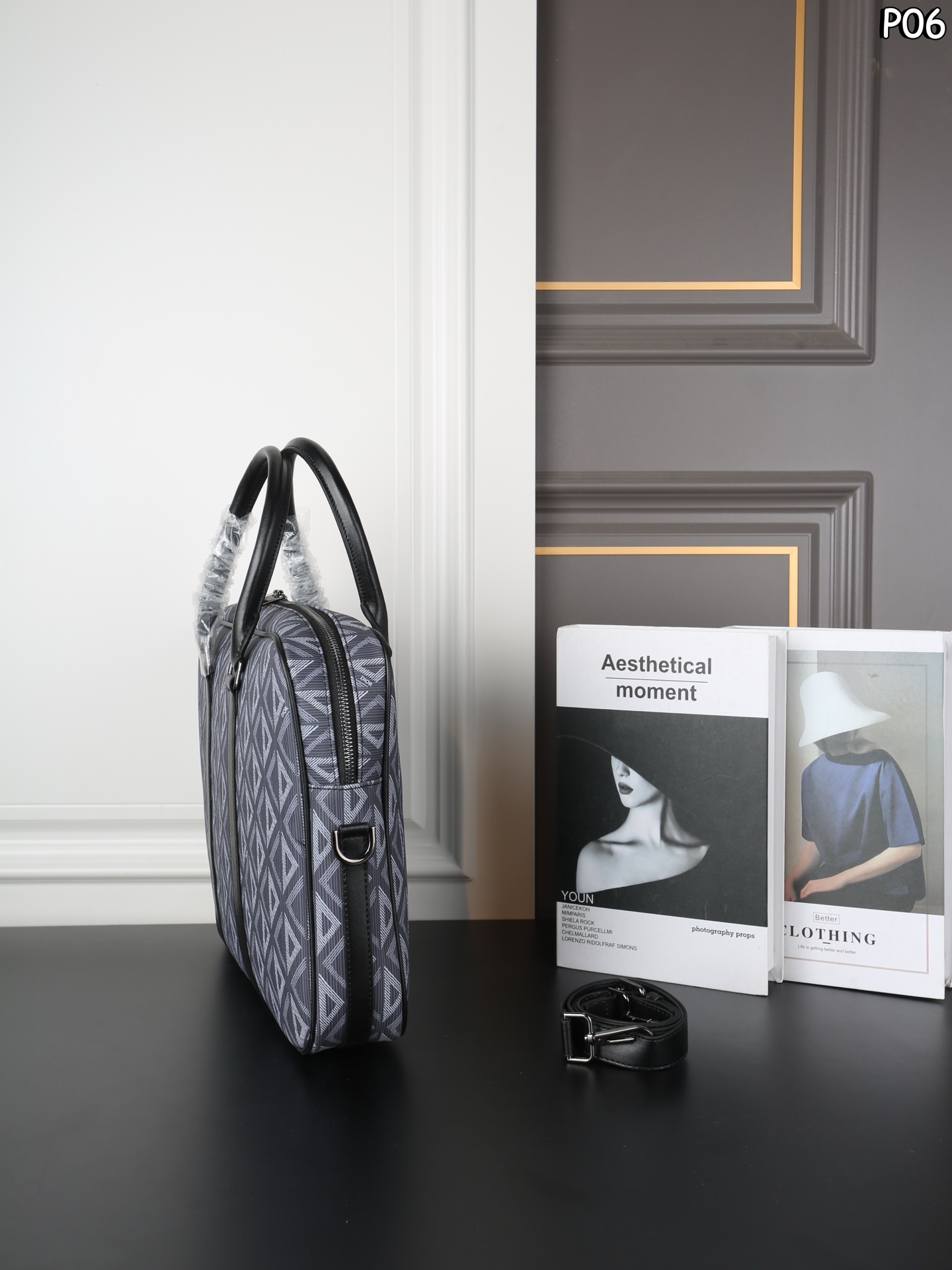 P160 DIOR迪奥 CD图案 单肩斜挎手提公文包 无法抗拒！商务人士梦中情包 可调节的肩带设计，提供了手提、肩背或斜挎的多种携带方式，搭配铝扣细节，更显精致与高级感 - 尺寸：38&times;28