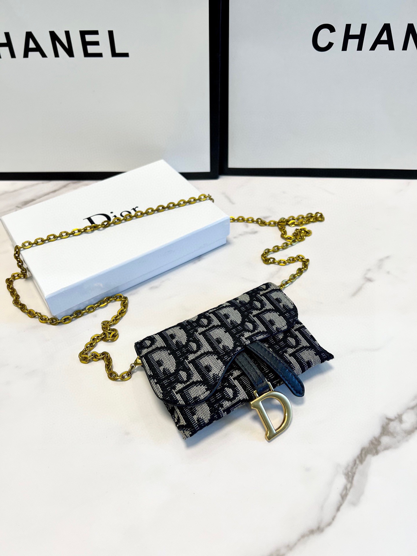 P95🎀🎀颜色 黑 灰🎀尺寸 11x10🎀迪奥🆕款&hearts;💕进口布配小羊🐑皮质感一流👍独一无二风格，链条可拆卸超美超时尚美女必备单品🔥