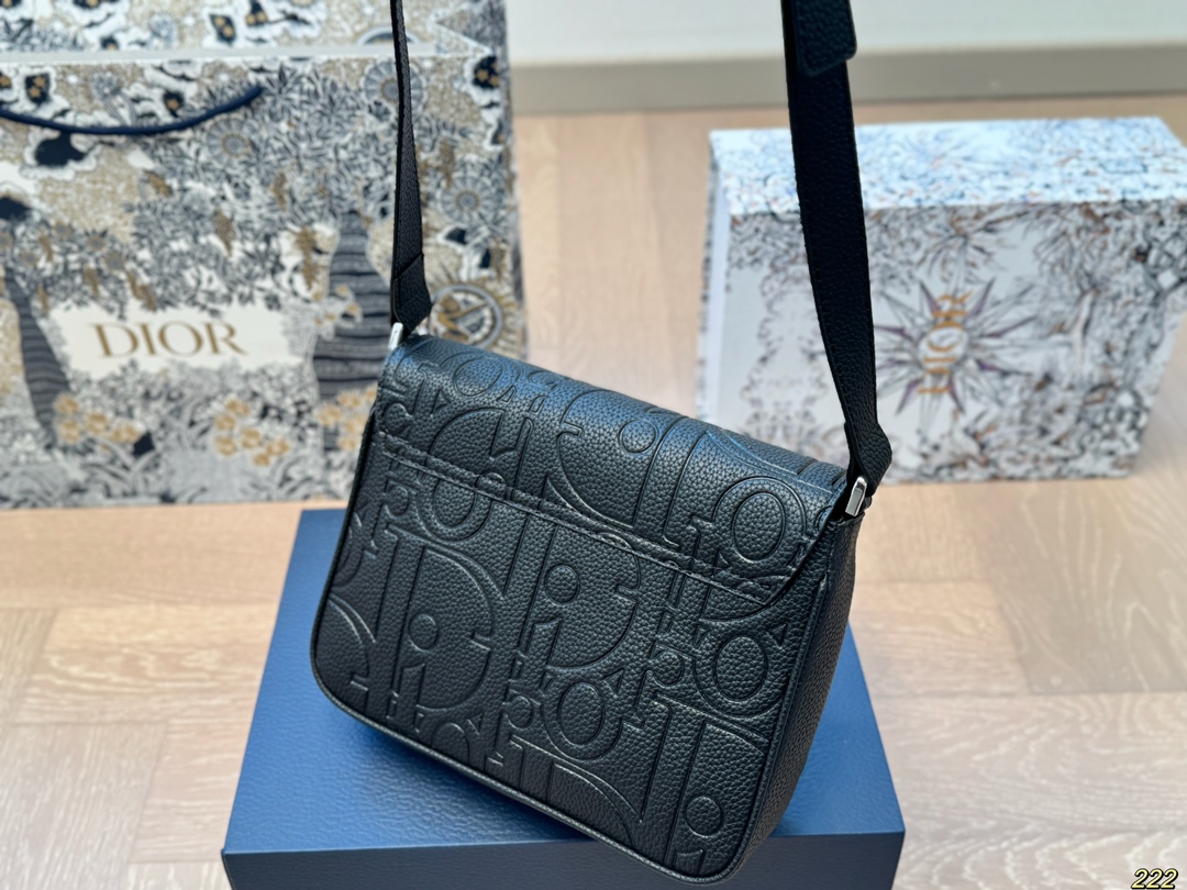 &yen;150配盒 迪奥 Dior斜挎包 属于是一看就看上的类型 这款包是男包 但是男生女生都可以背 非常的百搭 可以适用于正式、休闲的场合 真的让我无法抗拒 尺寸21 16