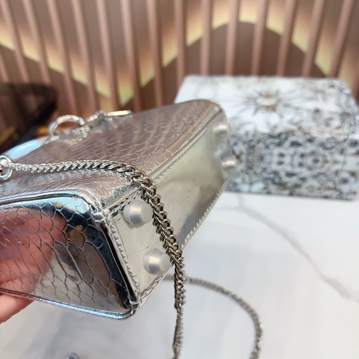 P160 配折叠盒子 迪奥戴妃包 Dior戴妃包太好看了吧! 优雅指数拉满 搭配简洁风格的衣服整个人气质就上来了 而且容量完全可以满足日常要求 日常聚会逛街都很方便~ 尺寸:17.14 E