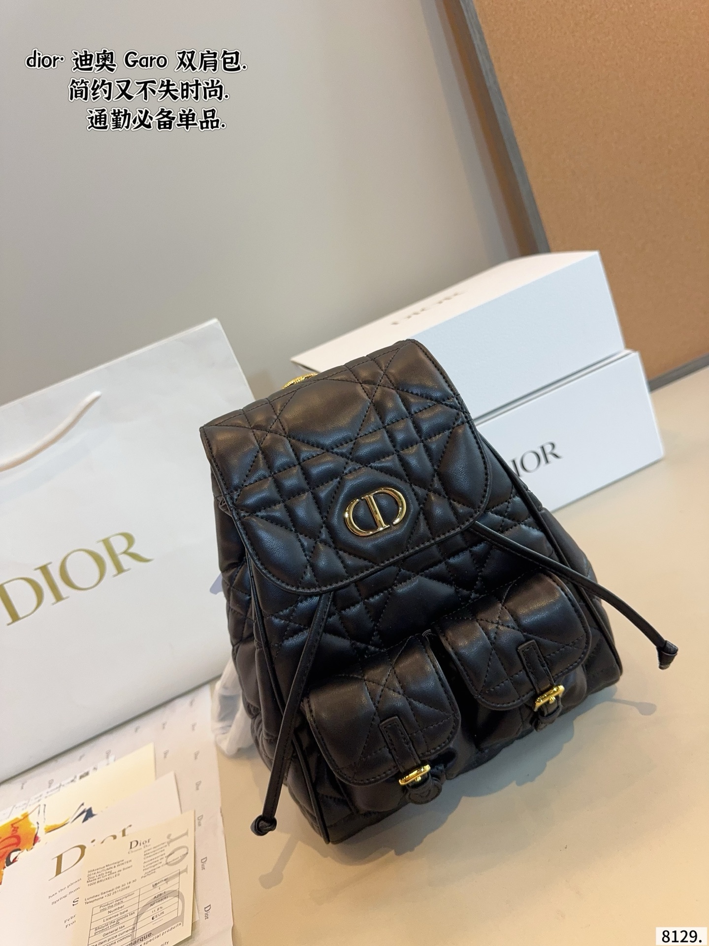 p215p205配礼盒🎁 D家 迪奥新款 caro 双肩包. 又酷又甜的双肩包. 出門随手一拎就很好看 Dior新品真的太戳我拉 CEST DIOR出场就是王炸! 这个小水桶太太太有设计感拉 这种容量非常感人 一直焊死在身上的水桶尺寸：22*10*27/17*7*18cm