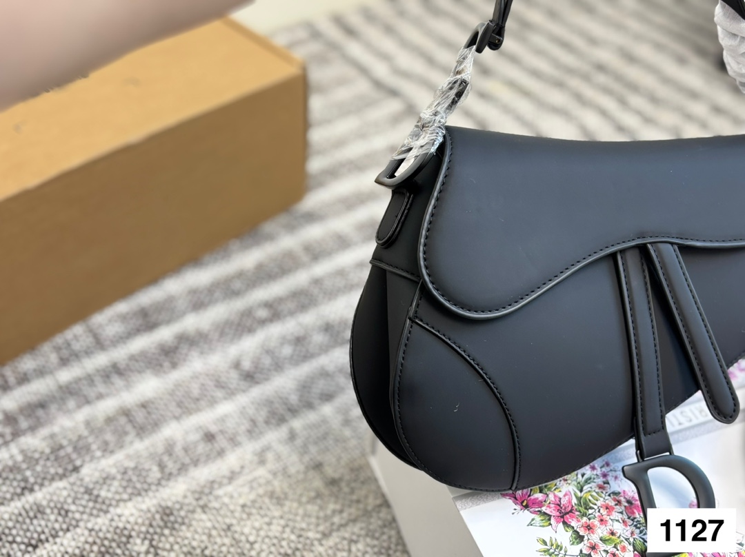 磨砂 P135 配盒子 Dio迪奥 马鞍包 超级好搭配 一年四季皆可 适合日常出行 闺蜜逛街 都是超级不错的选择 尺寸：24 21