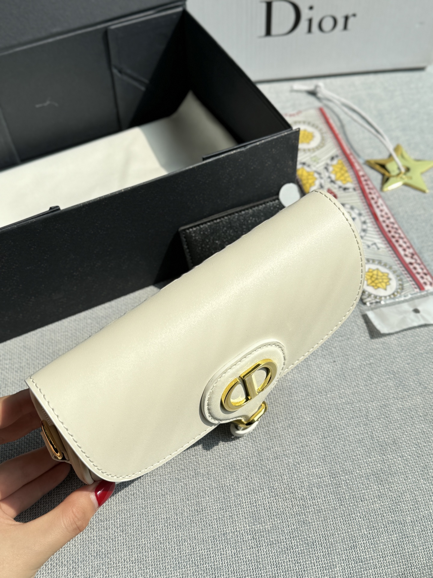 牛皮💰200 全套礼盒 size：20.5&times;11 DIOR迪奥 Bobby East-West 马鞍包 腋下包 新月包手提单肩斜挎包 小小一只，简洁复古半月包型老花设计，耐用耐脏，好看不过时🍃轻便时尚，受人喜爱是理所当然赶紧来拥有这款宝藏小包包