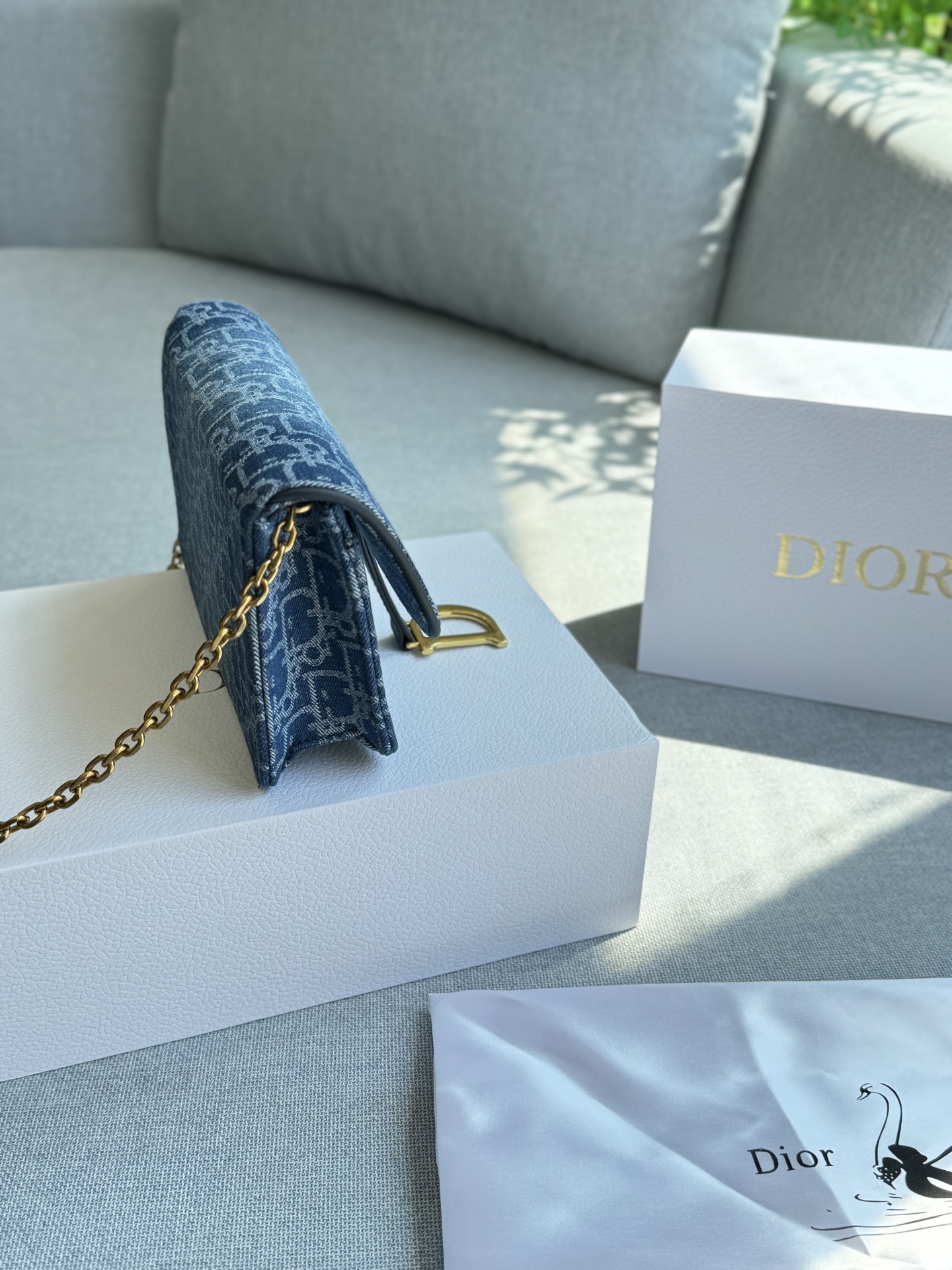 💰130 折叠盒 size：22&times;13 DIOR迪奥 Saddle 马鞍包 链条包 单肩包 复古精很‬致... 搭配古铜铜色‬质链条⛓️ 包身整体呈现为利落的方正廓形，点睛之笔在于那覆盖其上的弧形包盖&mdash;&mdash;这正是对传奇马鞍造型的优雅诠释； 百变背法，随心切换