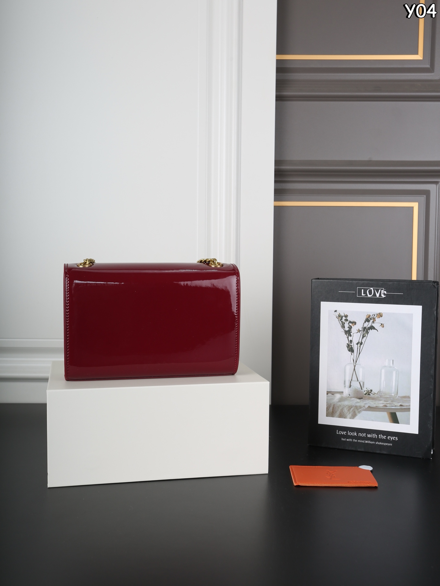 P150 全套礼盒 圣罗兰 YSL KATE 漆皮 流苏包链条单肩斜挎包 流苏超复古 满满的高级感 特别是流苏的材质，简直不要太好了！很有沉度的 经典流苏Kate也太🉑了吧‼️ 漆皮耐磨耐用，链条可随意调节变换背法，既可斜背又可腋下，更是完美晚宴包！ 尺寸：20&times;13