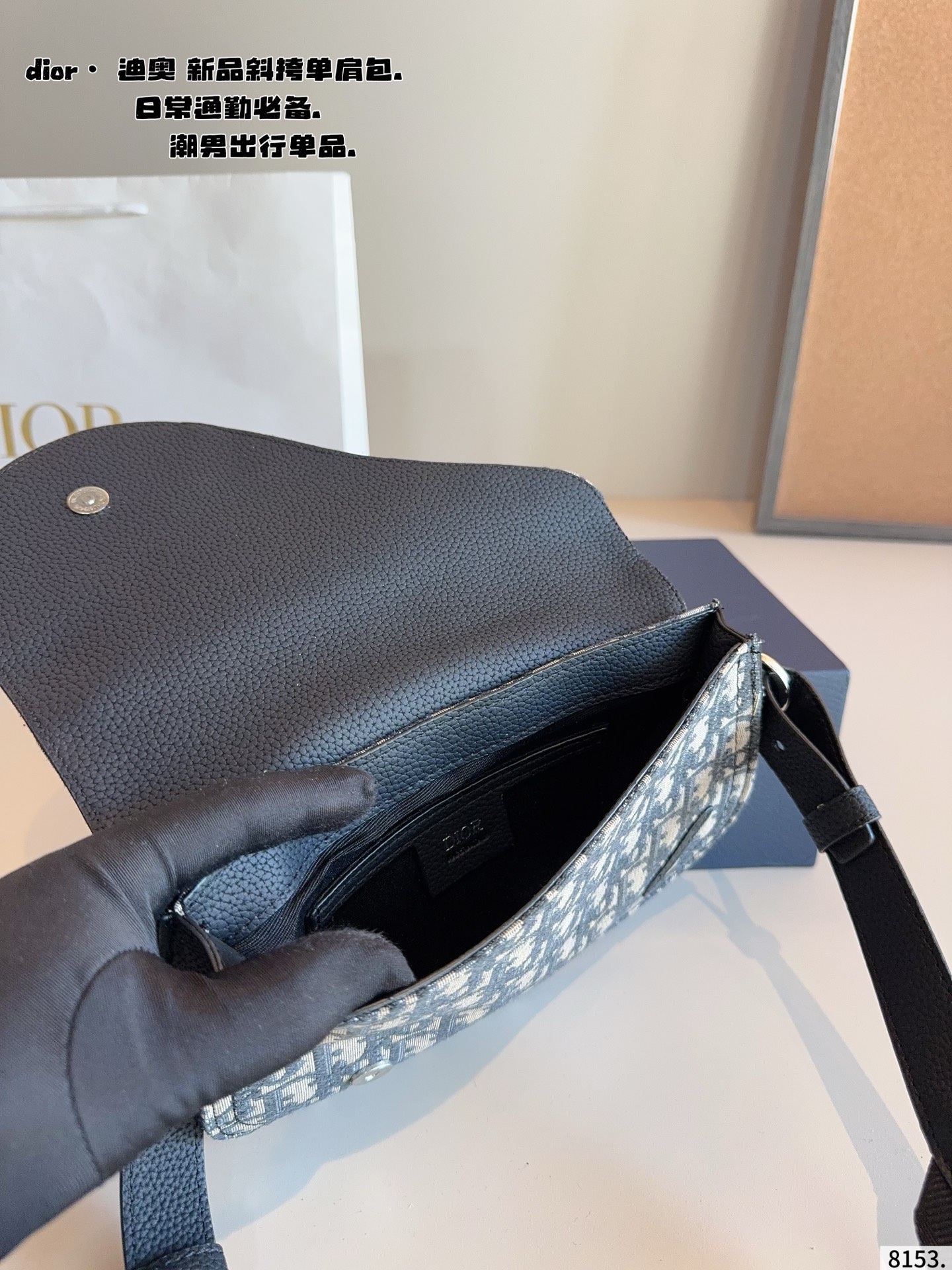 p180配礼盒🎁 Dior/迪奥 新款 男包系列的相机包实在帅la~ 简单有质感的设计对于日常即使不爱穿搭的男生都很友好 基础款搭配起来也能提升整体时髦度实用又很高级 尺寸 ：23*8*18/cm