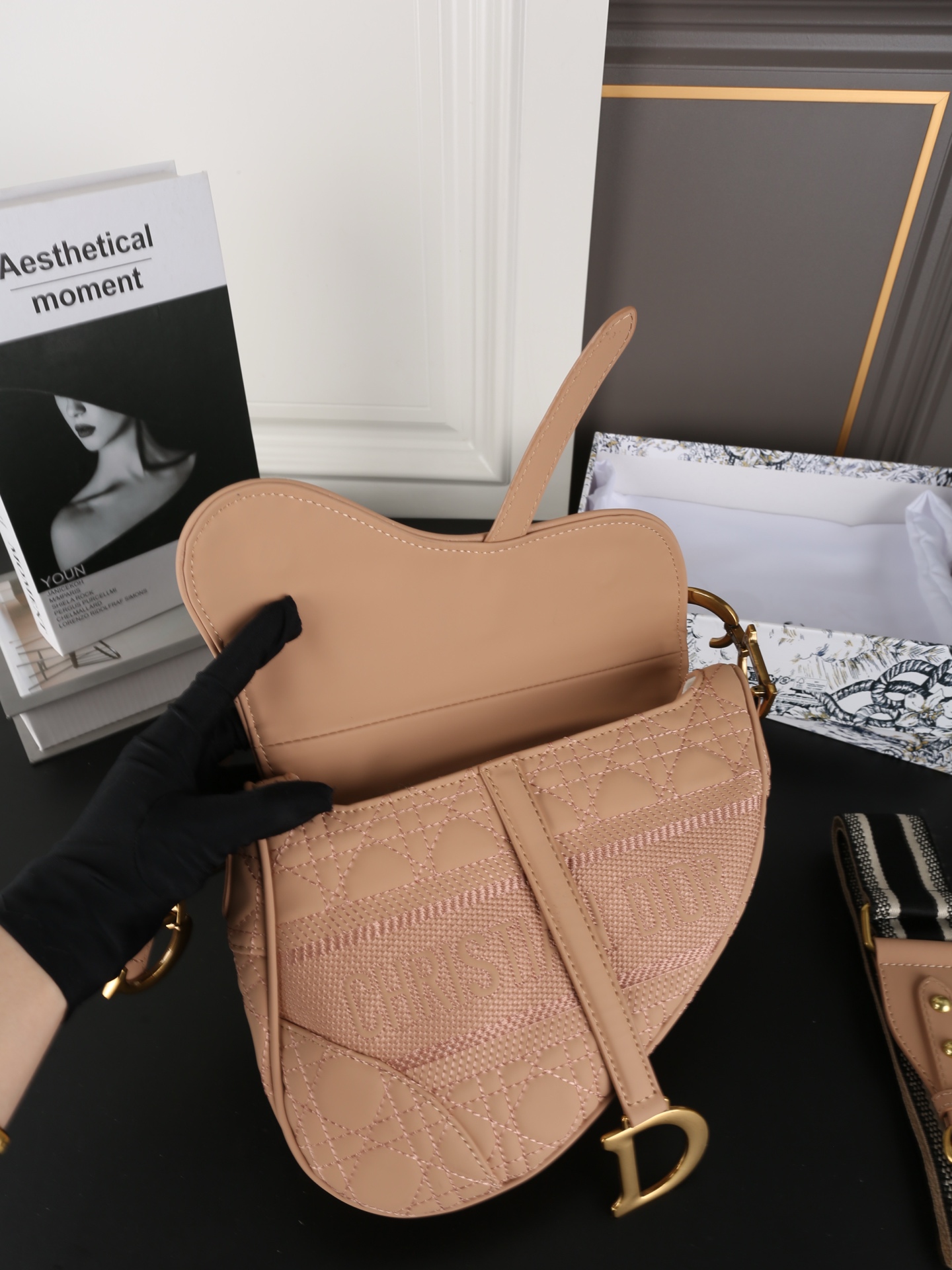 P150 天地盖 DIOR迪奥 马鞍包系列 藤格纹刺绣 马鞍包 单肩手提包 迪奥的马鞍系列是真绝了，每包款型都那么好看 这新次推出的限款定马鞍包是更原有Oblique经刺典绣老元花素上加上了logo字刺母绣😍着让实人喜惊不断🥰 这款真包是人潮必备款，时加尚分💯可手提，可肩背，也搭可配Dior肩带斜挎✌️️ 经永典存，时是尚个轮回，马包鞍从最初诞的生开始 尺寸：24&times;21