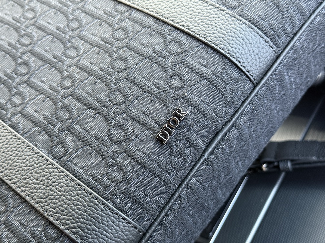 p245 牛皮版 📷高端货‼️ 新款 &ldquo; DIOR &rdquo;迪奥公文包💼 DIOR迪奥 OBLIQUE 印花Logo拆卸的皮革肩带 棉 单肩斜挎手提公文包 dior迪奥牛皮公文包 男款 黑色进口原厂面料🐂高清五金logo标志、专用里内里。顺滑拉链、油边平滑、做工精致每个细节到位！男人必备款。规格：38x28x6cm 配折叠礼盒🎁