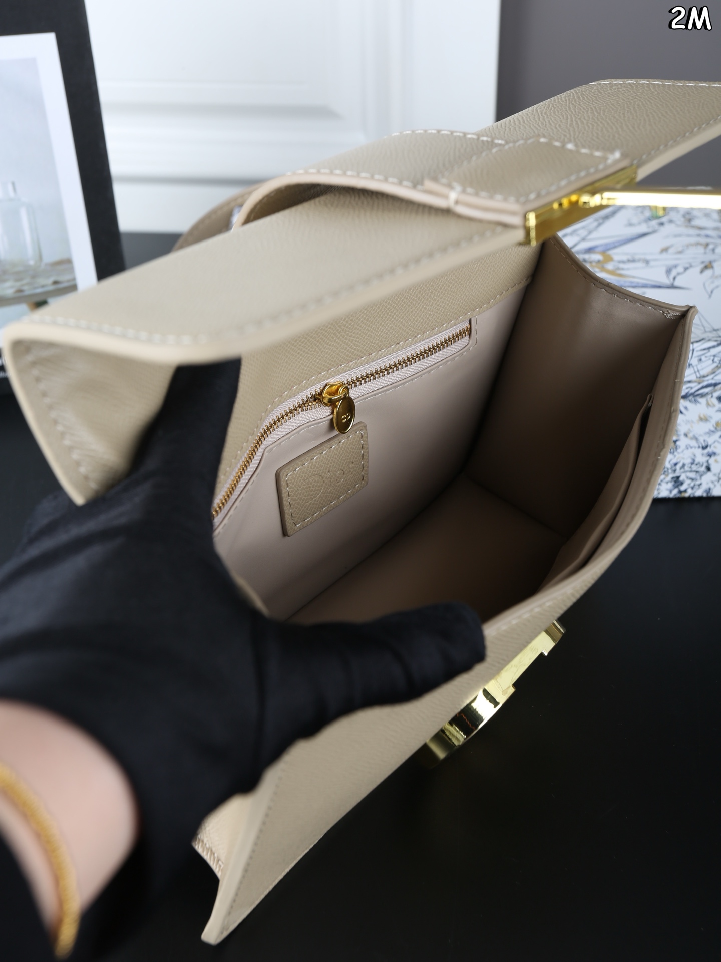 P110 天地盖 DIOR迪奥 Montaigne 蒙田包盒子包单肩斜挎包 链条款 整个包型，是以当代流行的复古风！单单Logo按扣的设计就可以单手优雅的翻盖，内里两面都带有小夹层，背面的浮雕后方还有一个大夹层，背带除了调节长短之外，还可以完全拆下来 作为手拿包使用。多变也实用， 背上它大家都要夸 自带法式复古感的蒙田经典爆款了 尺寸：25&times;15