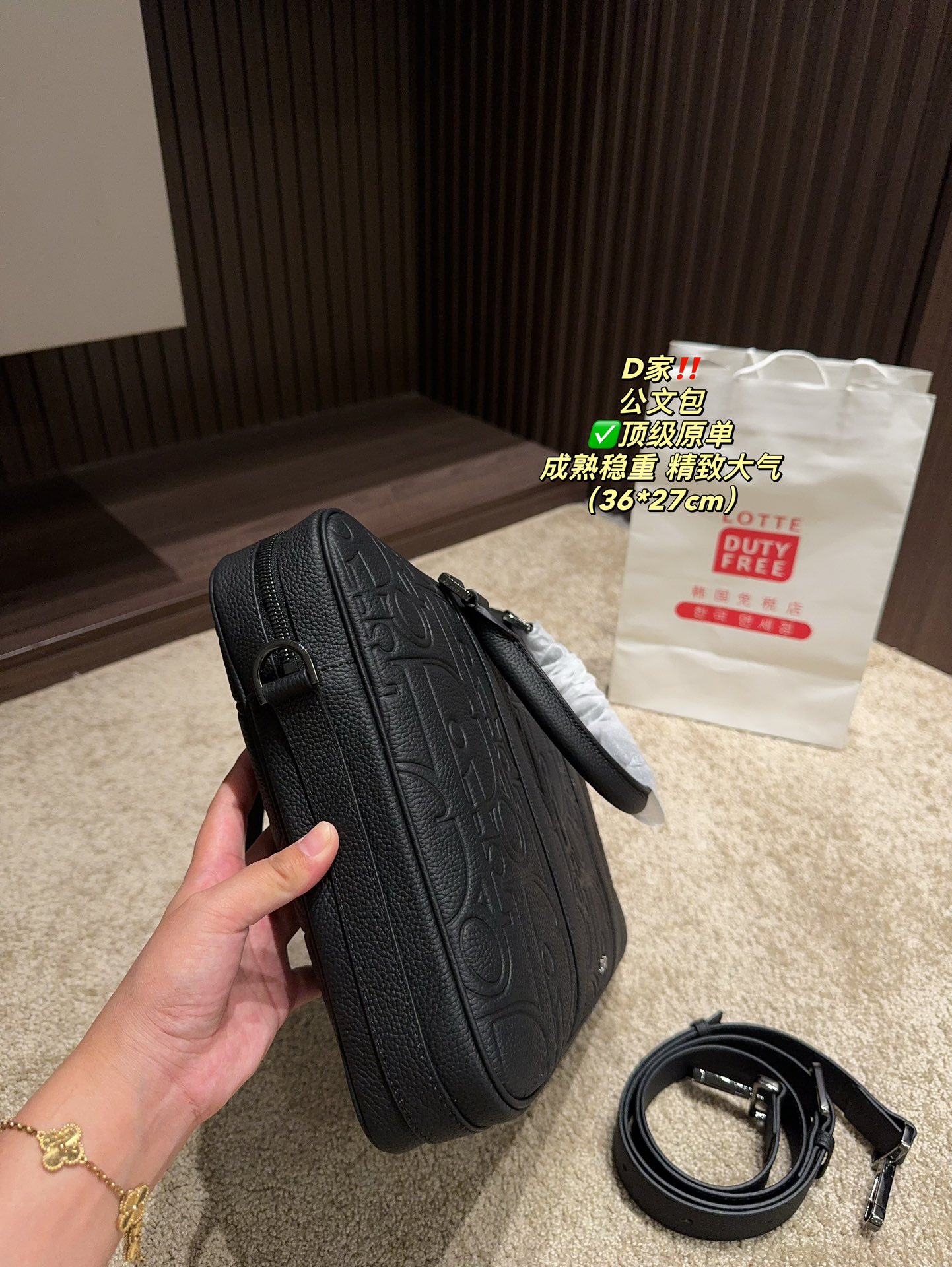 ✅顶级原单P250⚠️尺寸36.27 迪奥 公文包 DIOR 格调满满,自带一股低调沉稳儒雅的气息! 版型挺阔,很有型!越用越有沉淀的味道! 更加低调、沉稳!! 可单肩可斜挎,不分年龄不分身高!实用百搭!