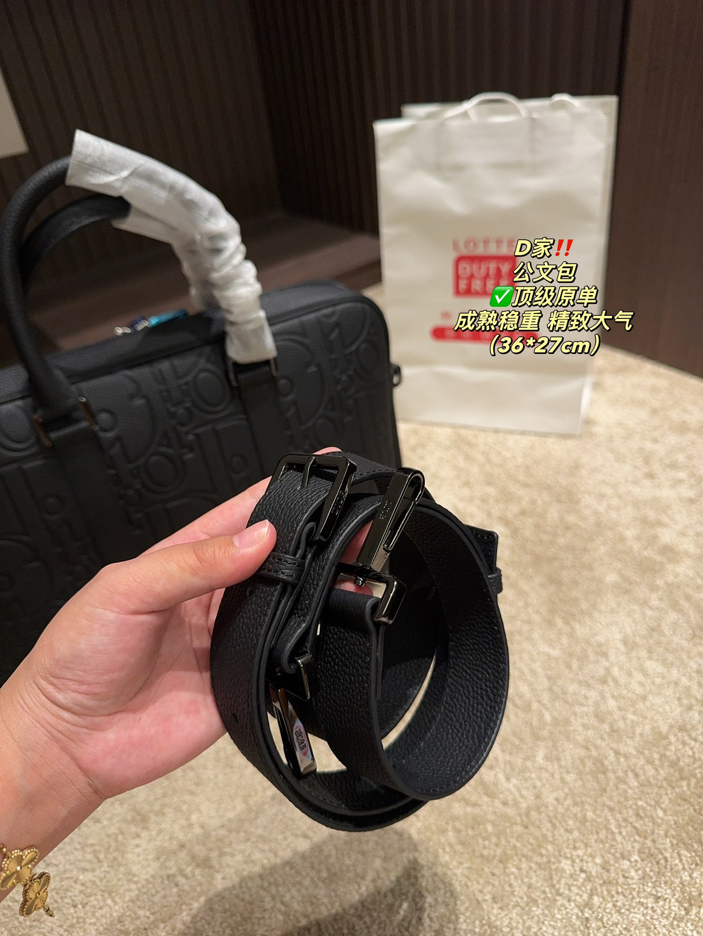 ✅顶级原单P250⚠️尺寸36.27 迪奥 公文包 DIOR 格调满满,自带一股低调沉稳儒雅的气息! 版型挺阔,很有型!越用越有沉淀的味道! 更加低调、沉稳!! 可单肩可斜挎,不分年龄不分身高!实用百搭!