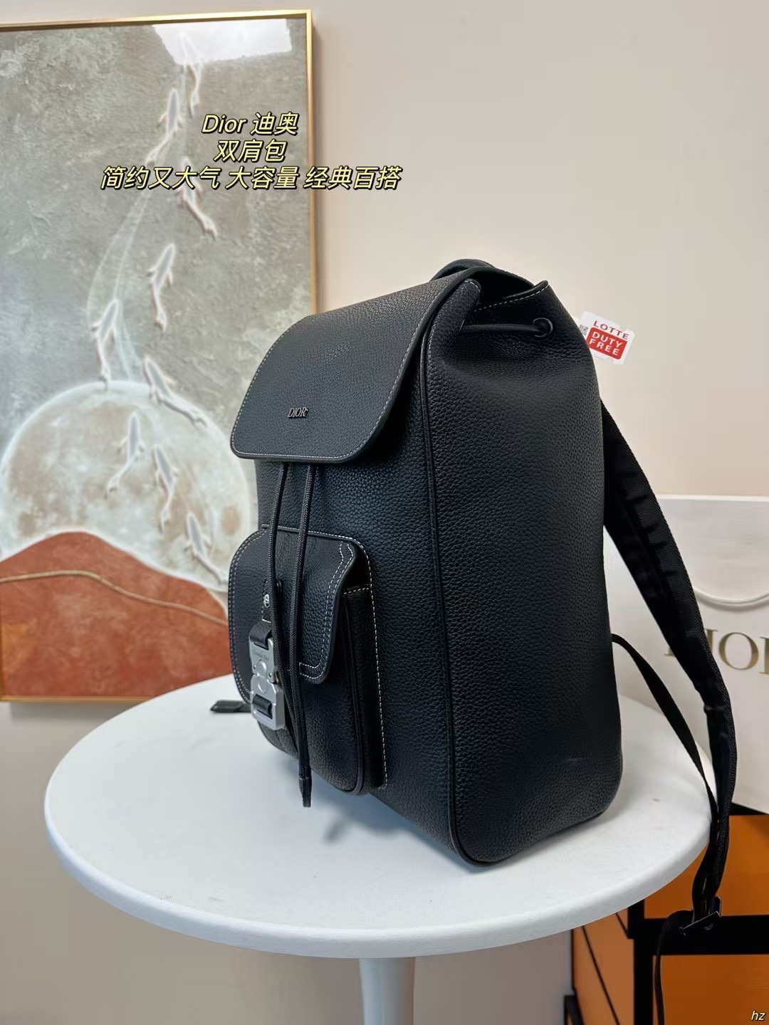 P185 Dior 迪奥 双肩包 这款马鞍双肩背包是二零二四秋季男装系列新品，采用时尚的原创设计，突显马鞍风格。黑色粒面牛皮革搭配对比鲜明的缉面线，正面饰以Dior标志。空间宽敞，设有一个隔层,可收纳各种日常用品，正面马鞍翻盖，可收纳钱包、钥匙、耳机或手机,便于轻松取用。实用百搭，是各式造型的点睛之笔。 尺寸：28*42CM