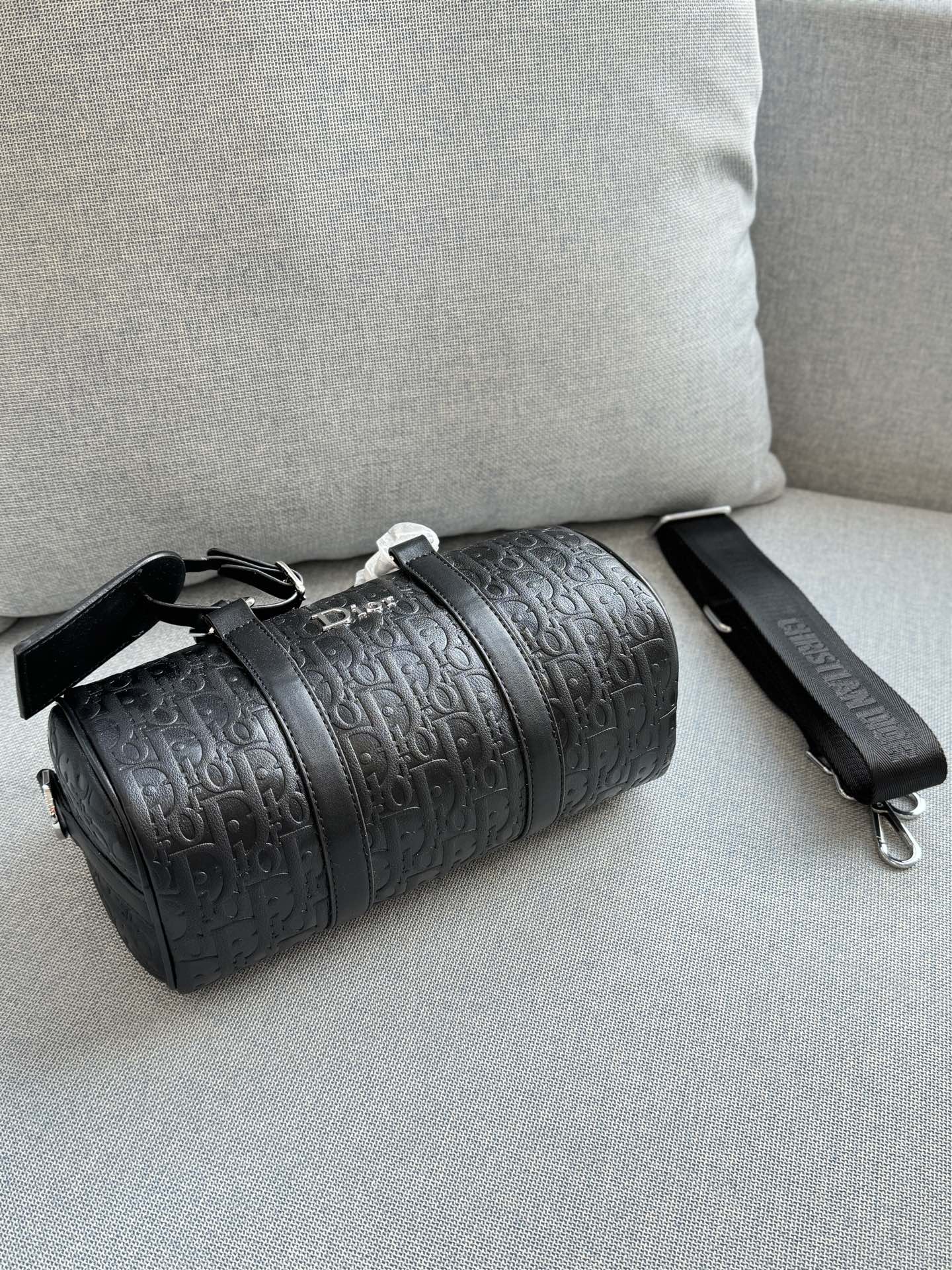 💰130 size：25&times;14 DIOR迪奥 波士顿包 枕头包单肩包 采用高品质小牛皮，哑光质感+经典压纹，低调又高级。包型简约，手提斜挎都 OK，配可拆卸肩带，灵活百搭!