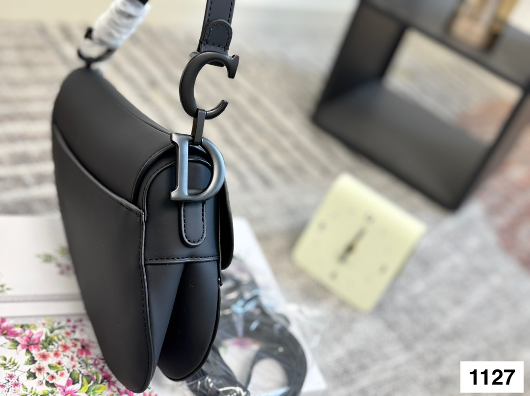 磨砂 P135 配盒子 Dio迪奥 马鞍包 超级好搭配 一年四季皆可 适合日常出行 闺蜜逛街 都是超级不错的选择 尺寸：24 21