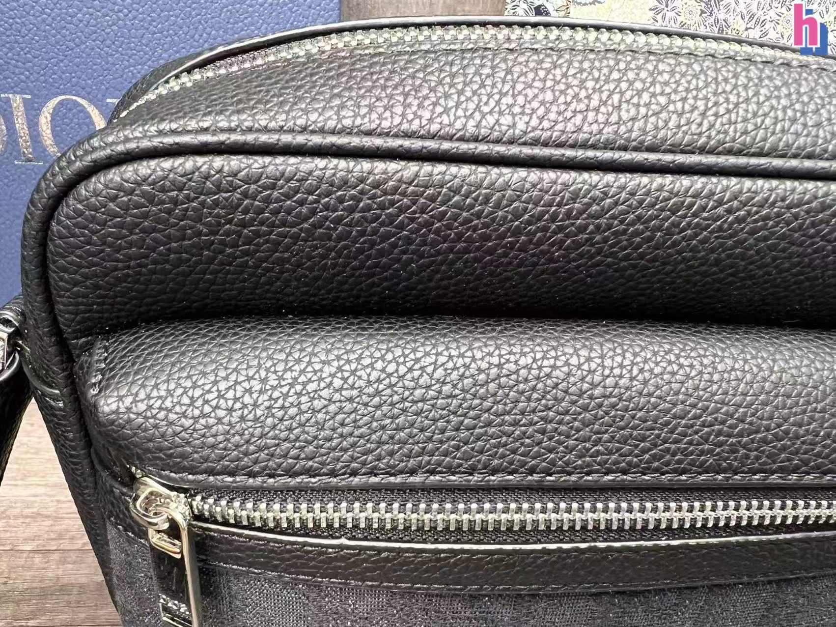 p140 迪奥Dior系列男包邮差包 ⚠️配盒 ⚠️尺寸尺寸23*17cm 👜💖 DIOR 老花斜挎包，经典魅力永流传 Dior 老花斜挎包，将复古与时尚完美融合😎。独特的花纹，彰显品牌的优雅气质💯。精致的细节，展现非凡品质。