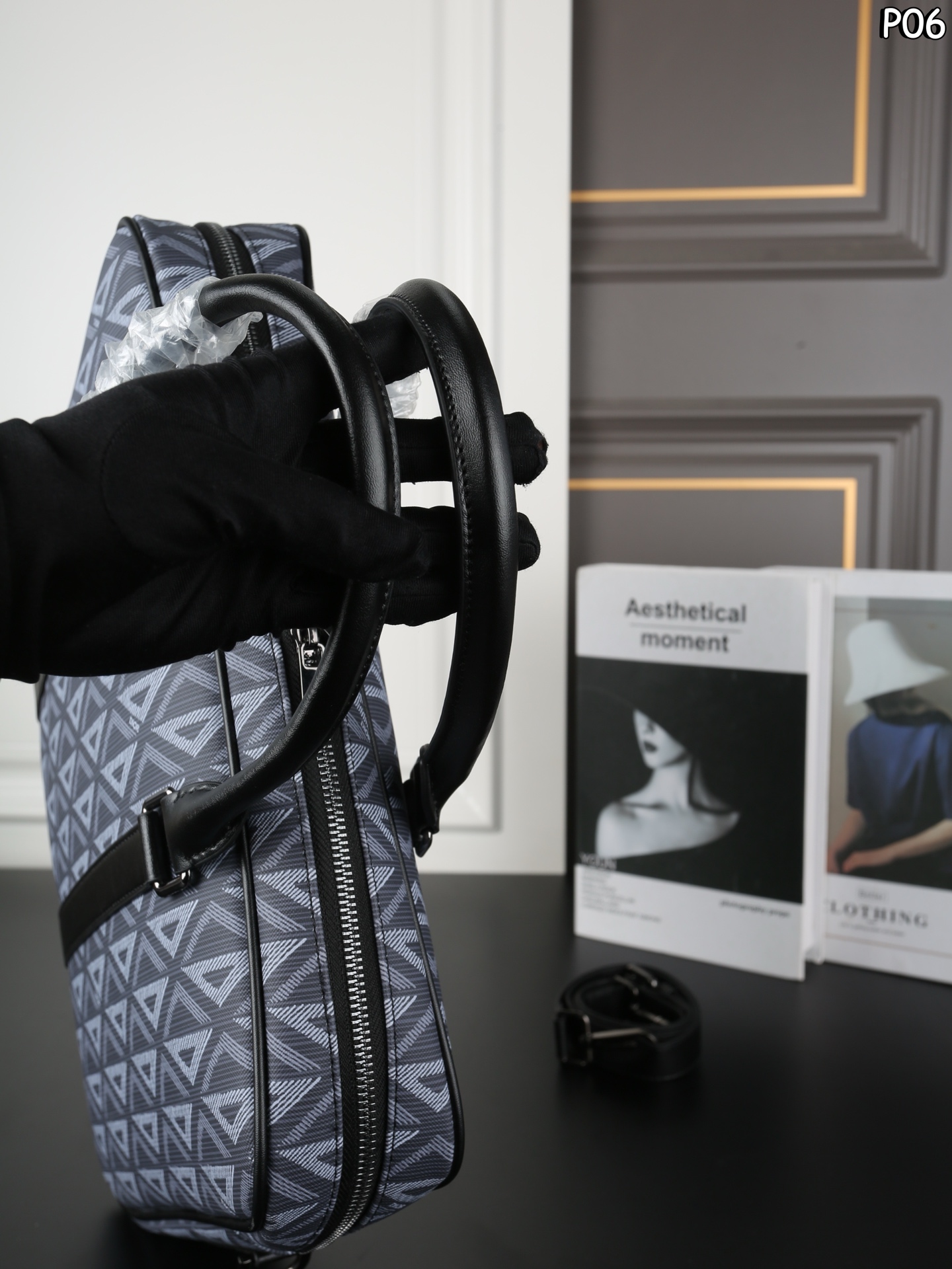 P160 DIOR迪奥 CD图案 单肩斜挎手提公文包 无法抗拒！商务人士梦中情包 可调节的肩带设计，提供了手提、肩背或斜挎的多种携带方式，搭配铝扣细节，更显精致与高级感 - 尺寸：38&times;28