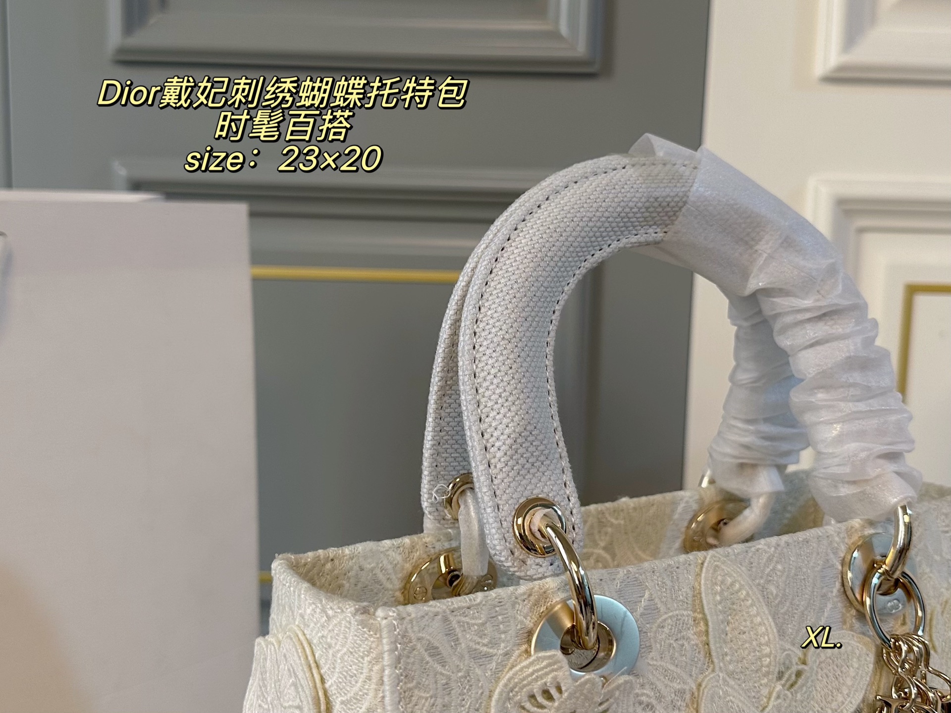 P285（折叠盒） size：23&times;20 Lady Dior 迪奥戴妃刺绣蝴蝶手提包💕 标志性刺绣logo搭配立体蝴蝶装饰 真的美翻了，氛围感瞬间拉满 时髦典雅的设计经久不衰！ 斜挎帅气大方，手提精致优雅！ 自带氛围感，时尚百搭yyds🖤