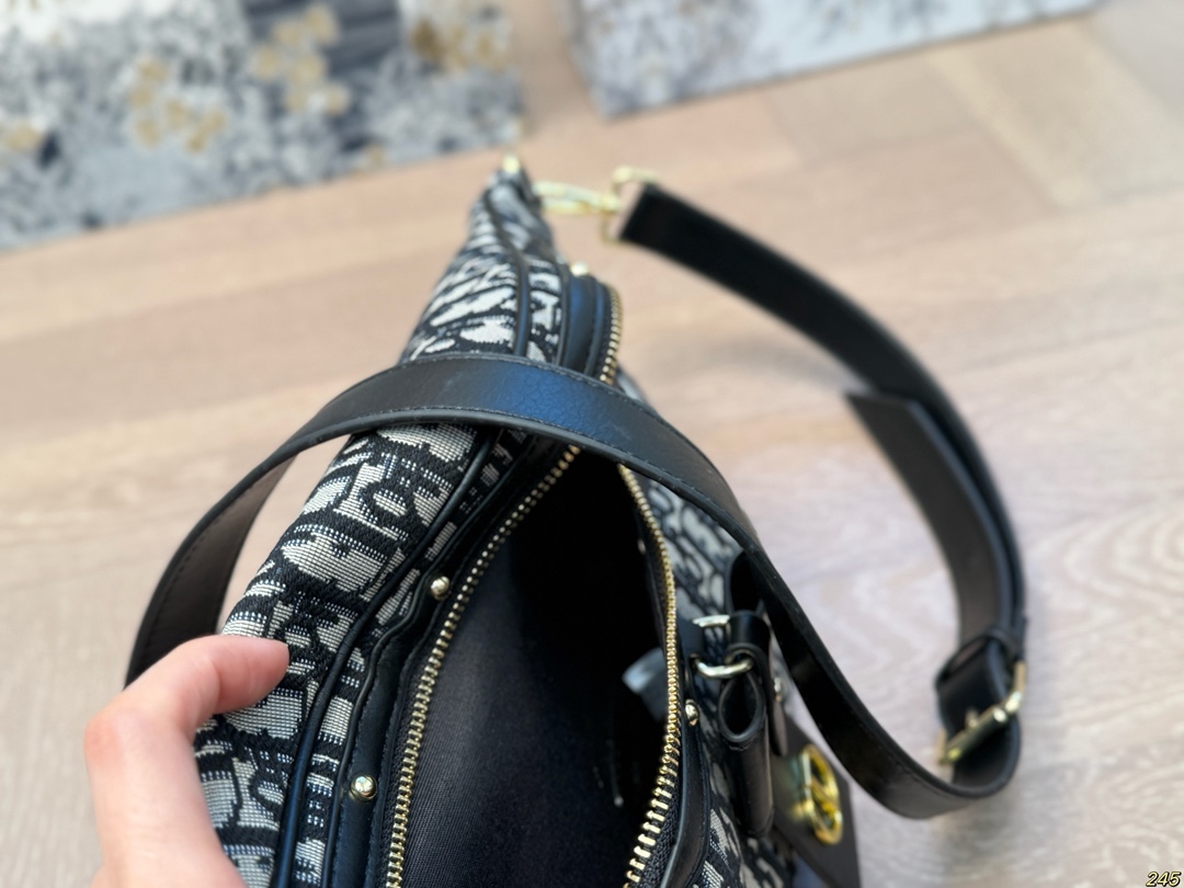 ¥120配盒 迪奥Dior最新款腰包胸包 这款腰包太好看啦,特别百搭时尚 很绝,单肩也很好看!必须入手呀! 尺寸:31 17