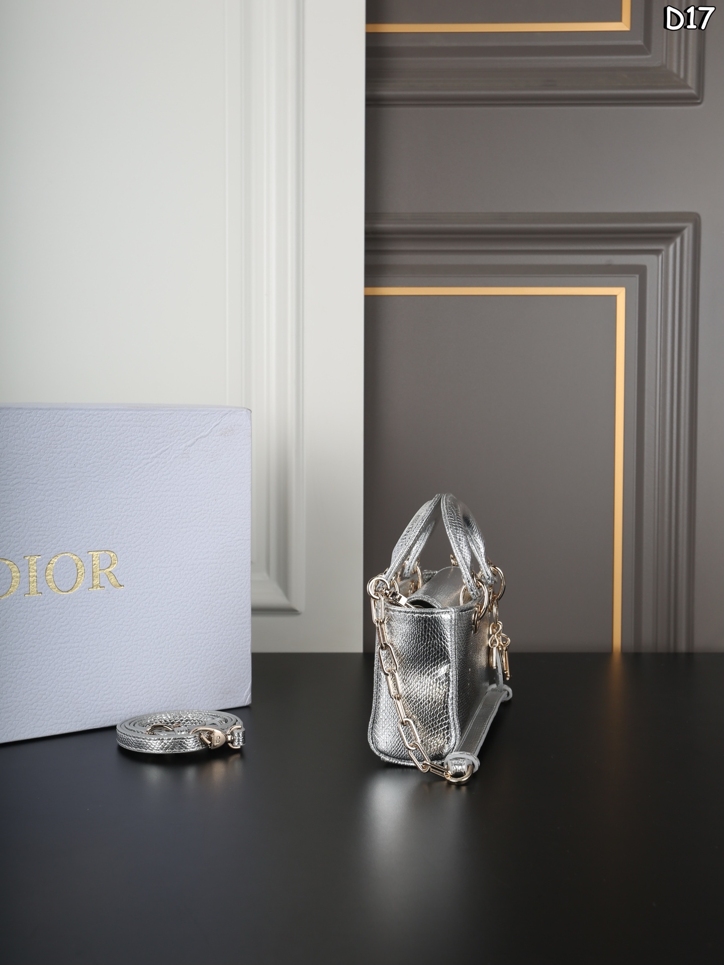 大P190 折叠盒 小P160 折叠盒 DIOR迪奥 Lady D-JOY 蜥蜴纹 横版戴妃包单肩斜挎手提包 酷girl也能背的🖤Dior蜥蜴皮🦎金属感戴妃❗️ 独特的稀有蜥蜴皮🦎质感超好 金属感⛓️的香槟色和银色 搭配深色上衣和牛仔裤街头感满满 时髦高级酷女孩必备🕶️ 尺寸:21×11/17×10