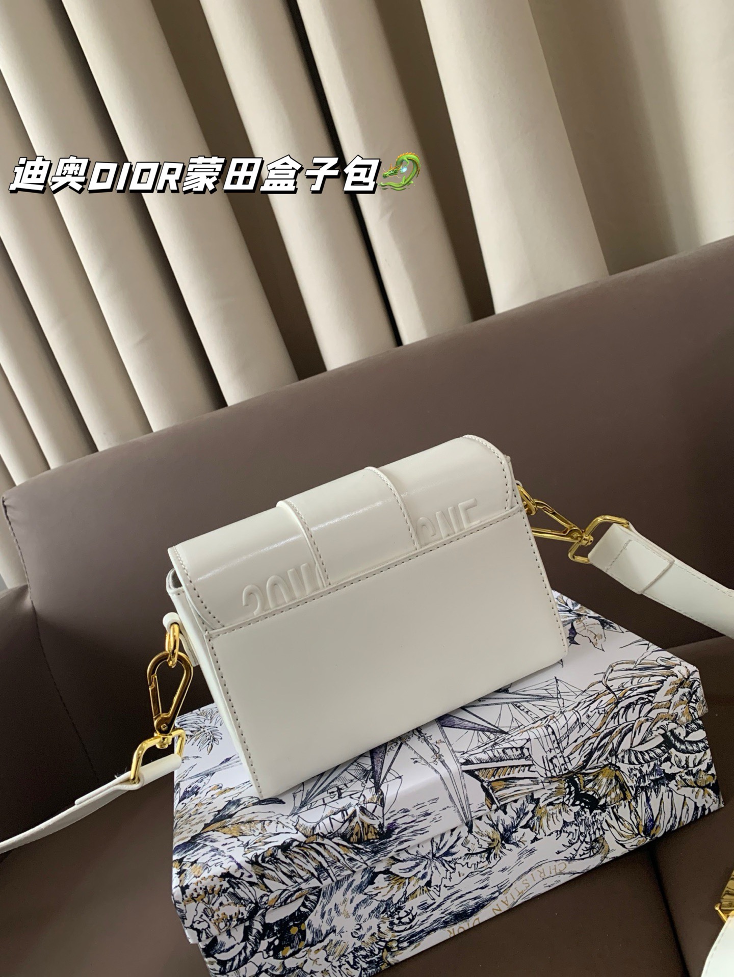 P105 配盒 💕💕迪奥DIOR,蒙田盒子包,翻盖包受年轻人喜爱 明星们也都在追捧✌🏻✌🏻全新版型精致又洋气 做工精致 超级厚实 结实耐用 手拿洋气 斜挎上身也超好看嘞😝 尺寸 18*13