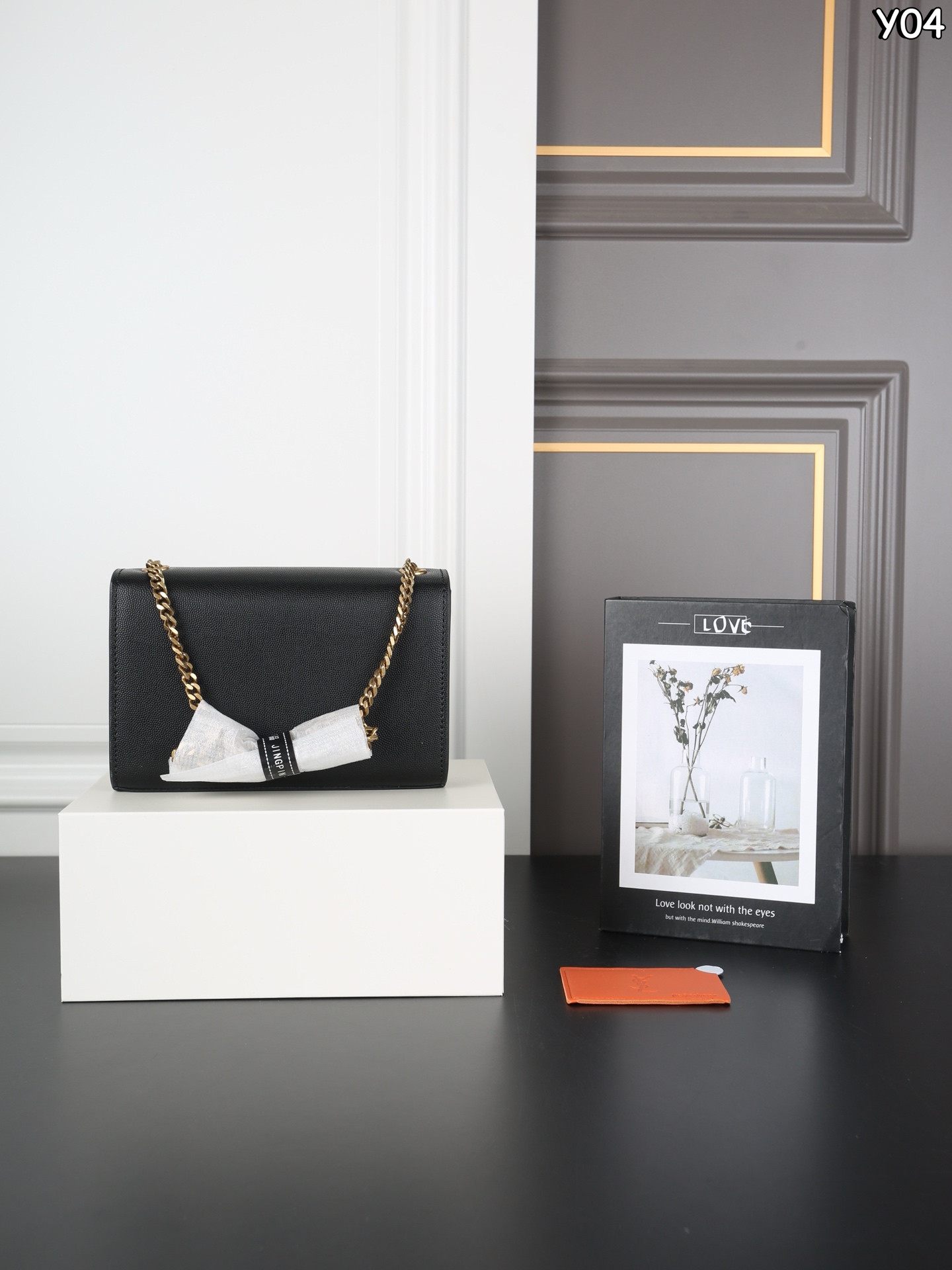 P160 全套礼盒 圣罗兰 YSL KATE 鱼子酱 流苏包链条单肩斜挎包 流苏超复古 满满的高级感 特别是流苏的材质，简直不要太好了！很有沉度的 经典流苏Kate也太🉑了吧‼️ 粒面牛皮耐磨耐用，链条可随意调节变换背法，既可斜背又可腋下，更是完美晚宴包！ 尺寸：20&times;13