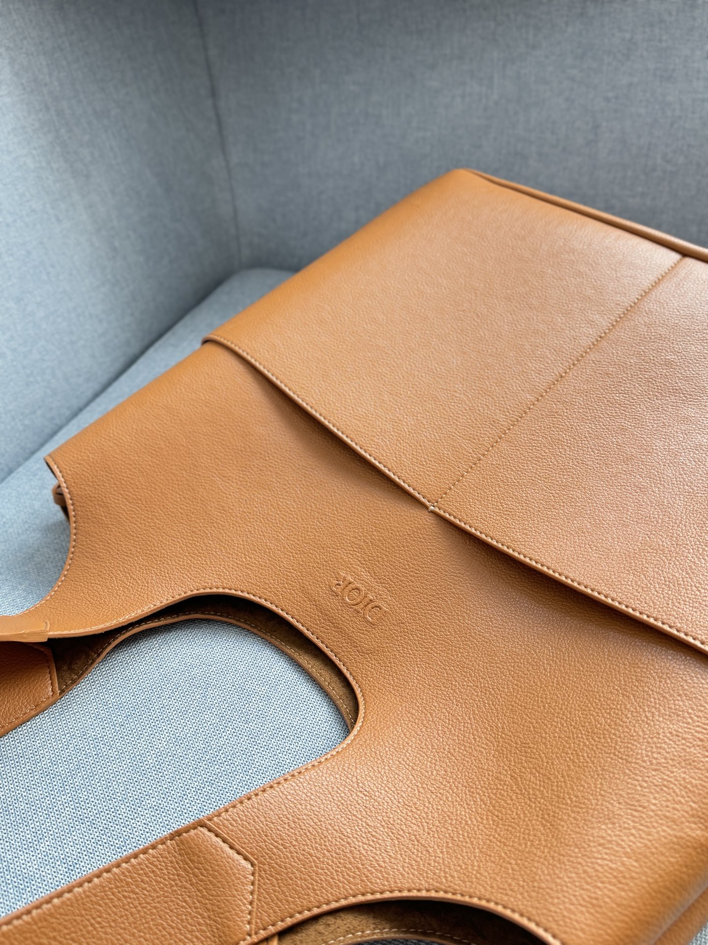 💰205 size：41&times;33 DIOR迪奥 Priv&eacute; 腋下包 托特包Tote包购物袋 手提包 细腻高级的小牛皮材质 每一次触碰都能感受到这款包的价值 低调的设计，高级男包该有的私密奢华 足够大的容量，型男通勤绝配 配了同色的拉链手袋存放私密物件 内侧是若隐若现的DIOR老花压纹，彰显质感