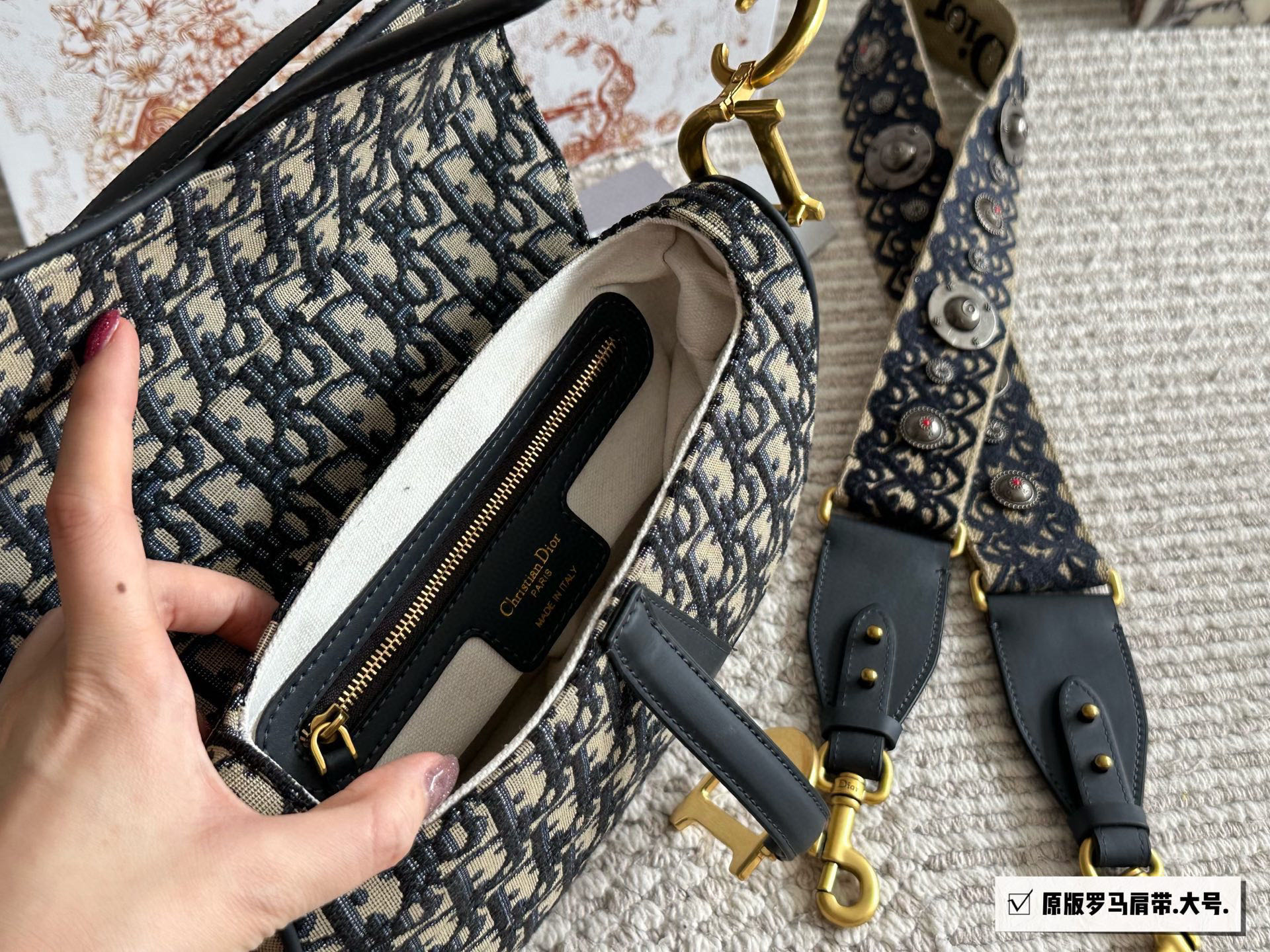 💰200、175 配盒（罗马肩带） 尺寸：25cm*20cm（大） 18cm*15cm（小） 升级版出货 ✅ D家 老花马鞍包 配深蓝色牛皮长肩带 搜索🔍Dior 迪奥