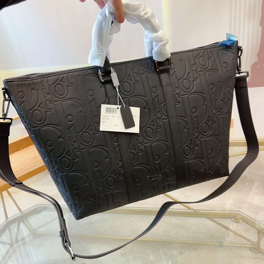 P280 DIOR 迪奥 Weekender 40 可调节可拆卸肩带拉链开合 Gravity印花效果粒面牛皮 牛皮公文包包 电脑包 手提包 采用精湛镶嵌细工，经典百搭 实物拍摄 原厂原版面料 配送防尘袋 34 x 55cm