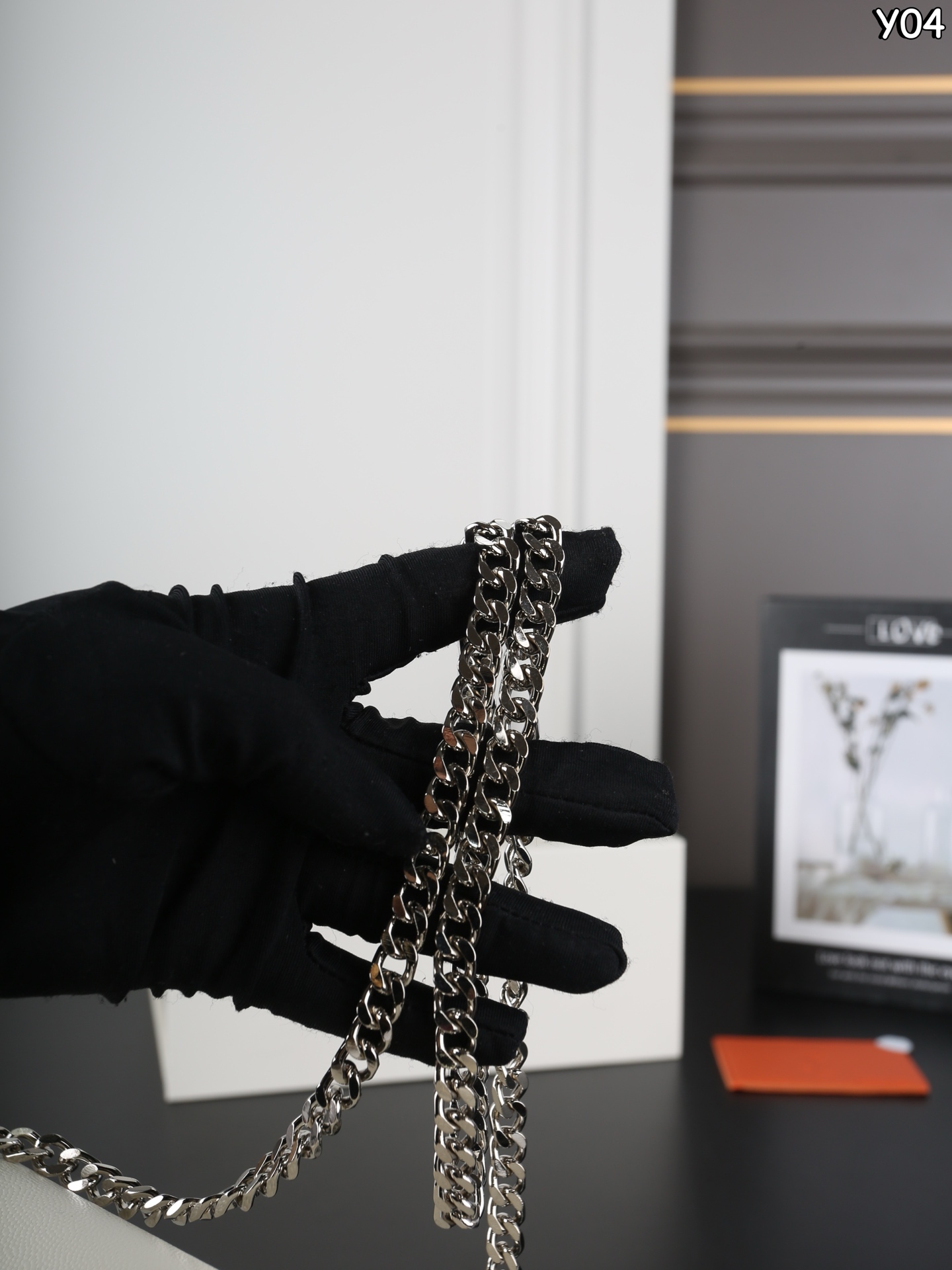 P160 全套礼盒 圣罗兰 YSL KATE 鱼子酱 流苏包链条单肩斜挎包 流苏超复古 满满的高级感 特别是流苏的材质,简直不要太好了!很有沉度的 经典流苏Kate也太🉑了吧‼️ 粒面牛皮耐磨耐用,链条可随意调节变换背法,既可斜背又可腋下,更是完美晚宴包! 尺寸:20×13