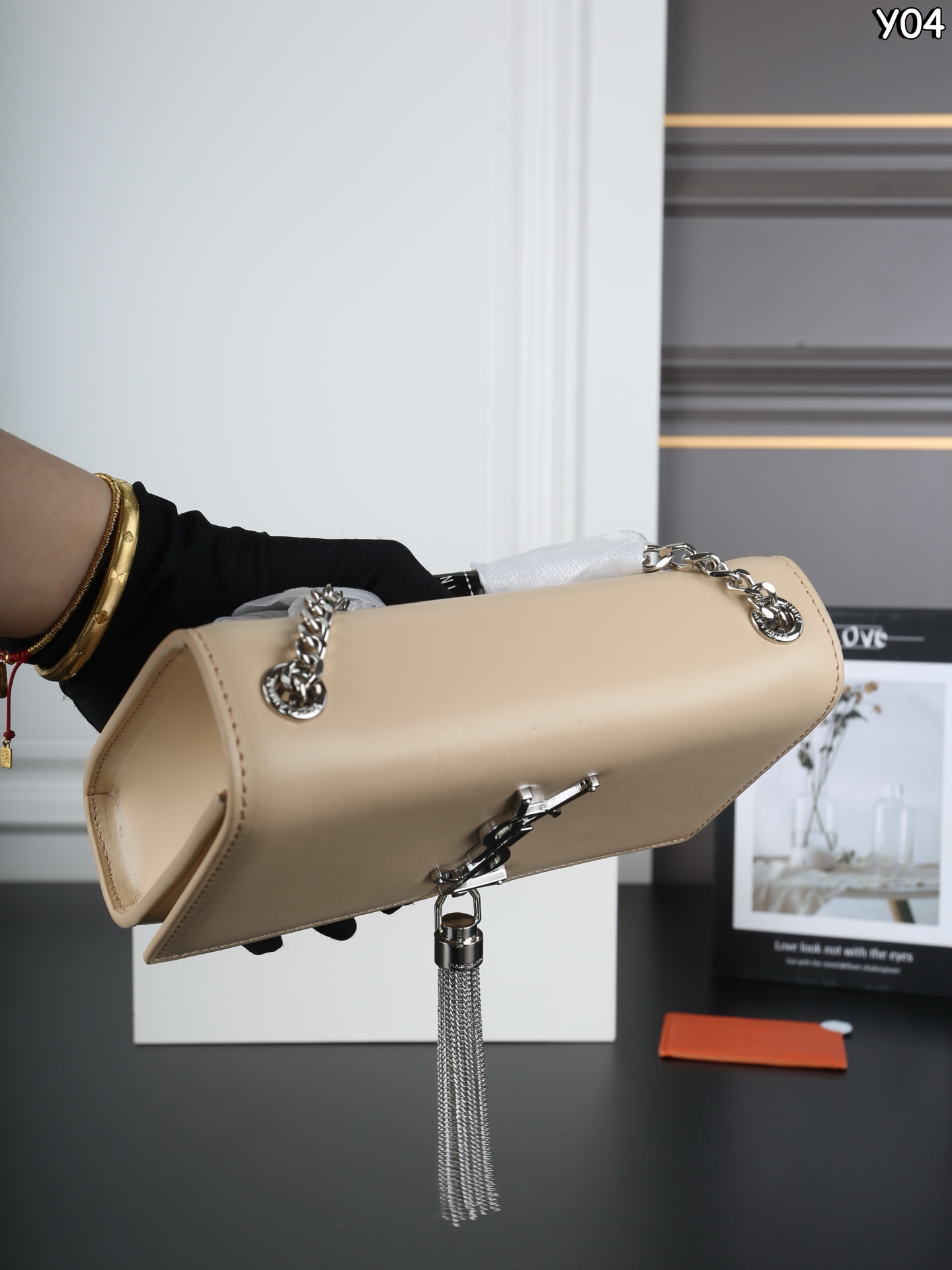 P150 全套礼盒 圣罗兰 YSL KATE 平纹 流苏包斜挎单肩包 链条包 简约又高级!正面YSL Logo+流苏链条,细节满分。 通勤约会都OK。 是都市女生必入的经典款! 这个也太好看了吧! 尺寸:20×13