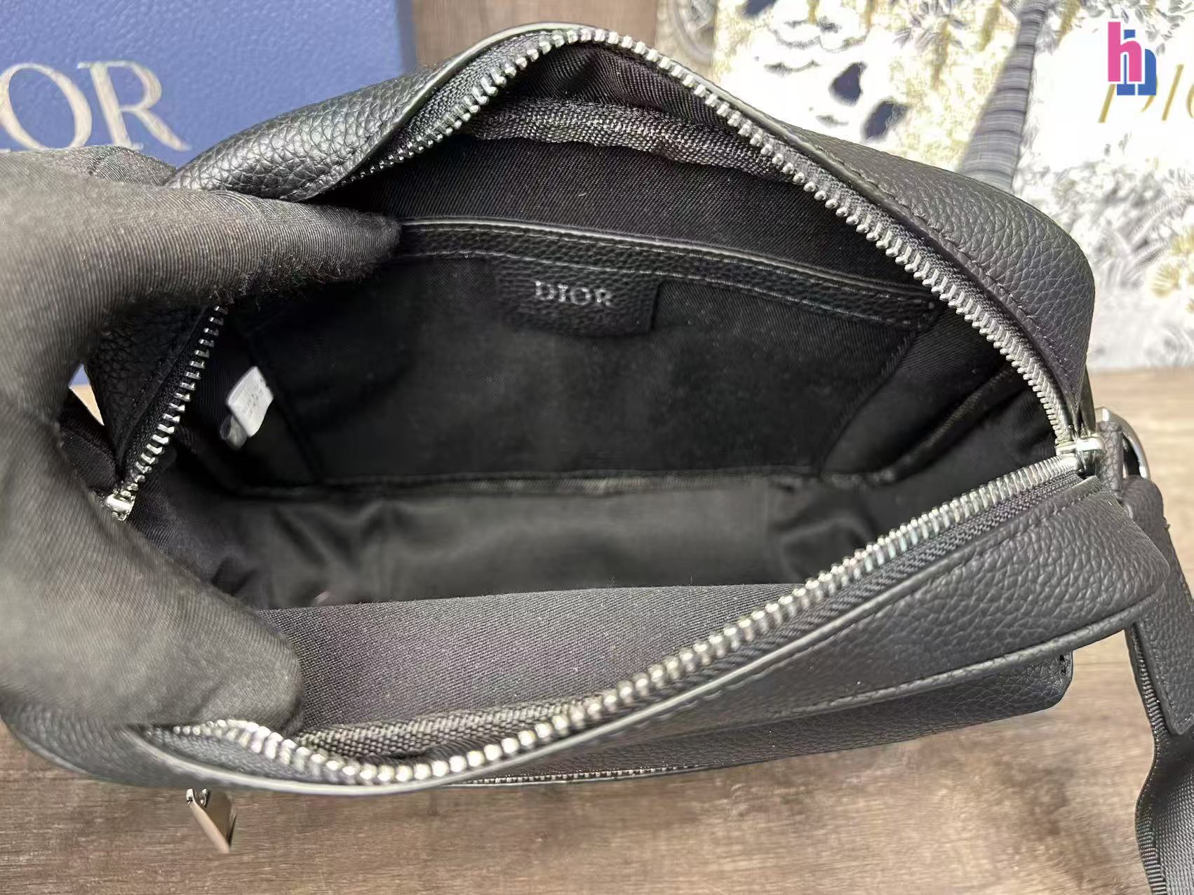 p140 迪奥Dior系列男包邮差包 ⚠️配盒 ⚠️尺寸尺寸23*17cm 👜💖 DIOR 老花斜挎包，经典魅力永流传 Dior 老花斜挎包，将复古与时尚完美融合😎。独特的花纹，彰显品牌的优雅气质💯。精致的细节，展现非凡品质。