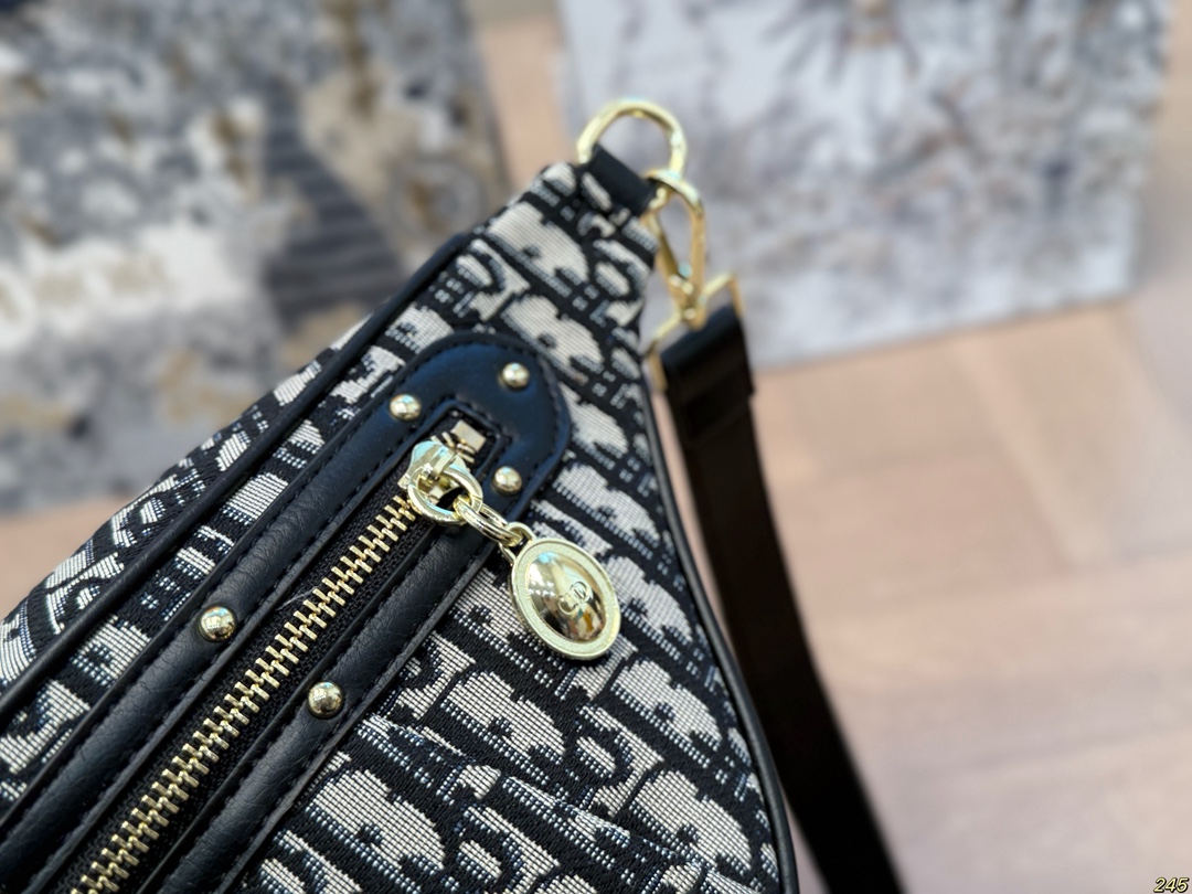 ¥120配盒 迪奥Dior最新款腰包胸包 这款腰包太好看啦,特别百搭时尚 很绝,单肩也很好看!必须入手呀! 尺寸:31 17