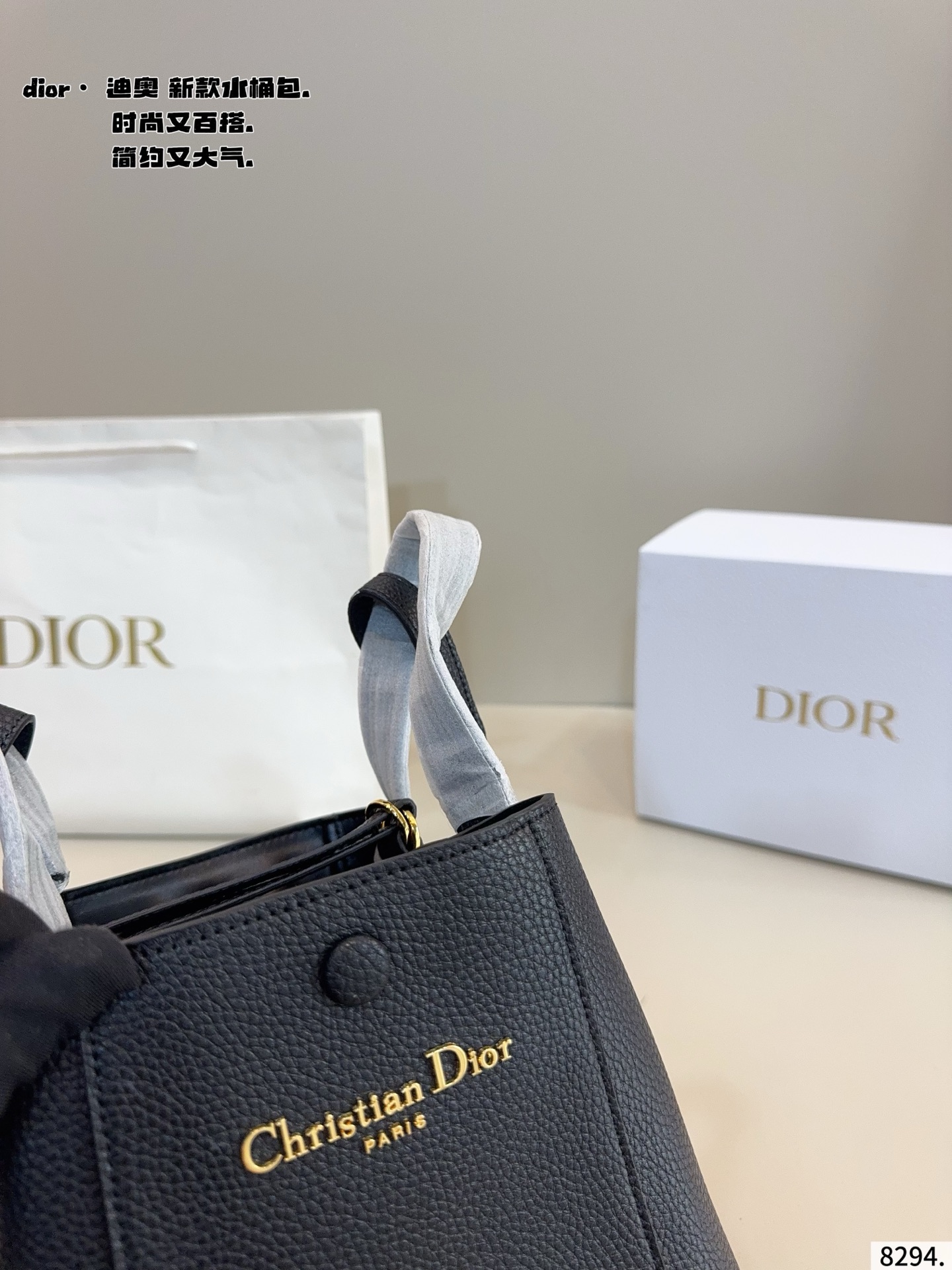 p180配礼盒🎁 D家 迪奥 是熱腾腾新款 水桶包. 又酷又甜的水桶包 出門随手一拎就很好看 老花蓝Dior新品真的太戳我拉 CEST DIOR出场就是王炸! 这个小水桶太太太有设计感拉 这种容量非常感人 一直焊死在身上的水桶尺寸:21*11*20cm