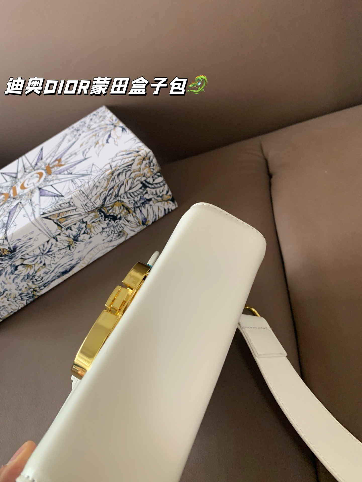 P105 配盒 💕💕迪奥DIOR,蒙田盒子包,翻盖包受年轻人喜爱 明星们也都在追捧✌🏻✌🏻全新版型精致又洋气 做工精致 超级厚实 结实耐用 手拿洋气 斜挎上身也超好看嘞😝 尺寸 18*13