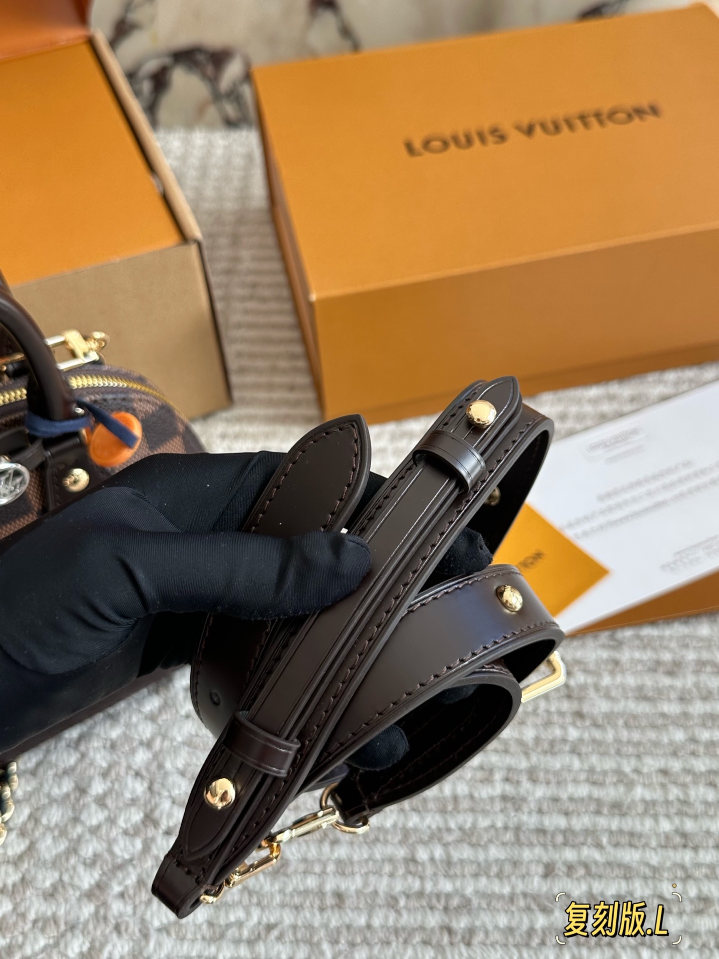 💰 220 配盒 size： 21 16cm L家 Alma贝壳包 内敛！深沉！有味道！ 这款百搭的经典手袋 依然很受现代的青睐！