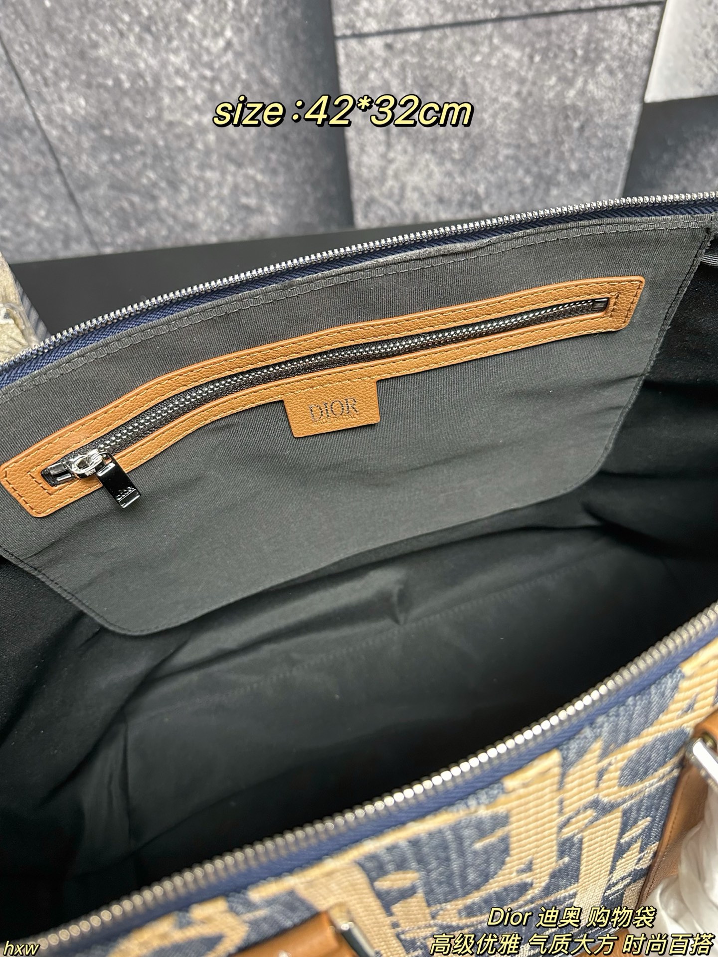 P175 Dior 迪奥 购物袋 DIOR迪奥手提敞口大容量源板绣花时尚购物袋女包托特包，每一只BOOK TOTE手袋都采用复杂的制作工艺，每只手袋的制作历时逾三十二个工时，包含三种不同的刺绣针法，由一百二十万针缝线精制而成。夏天出门必备，无论是化妆品，水杯还是遮阳伞，防晒霜，防晒喷雾，零食，统统装入，简直是百宝箱的存在 普通人也能实现大牌梦 尺寸：42*32cm