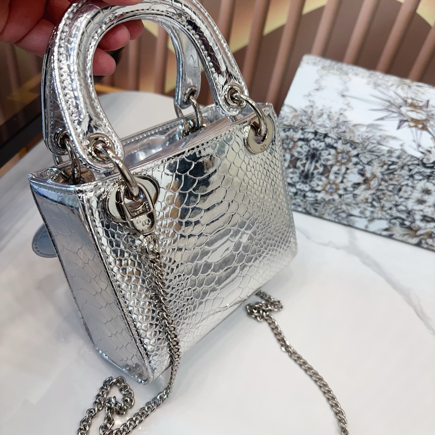 P160 配折叠盒子 迪奥戴妃包 Dior戴妃包太好看了吧! 优雅指数拉满 搭配简洁风格的衣服整个人气质就上来了 而且容量完全可以满足日常要求 日常聚会逛街都很方便~ 尺寸:17.14 E