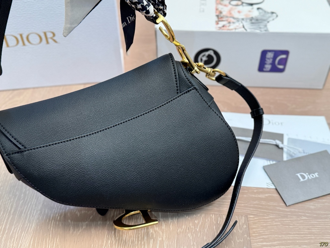 &yen;185/&yen;180飞机盒 Dior迪奥 马鞍包胸包 超级好搭配 一年四季皆可 适合日常出行 闺蜜逛街 都是超级不错的选择 尺寸：25 20/19 16