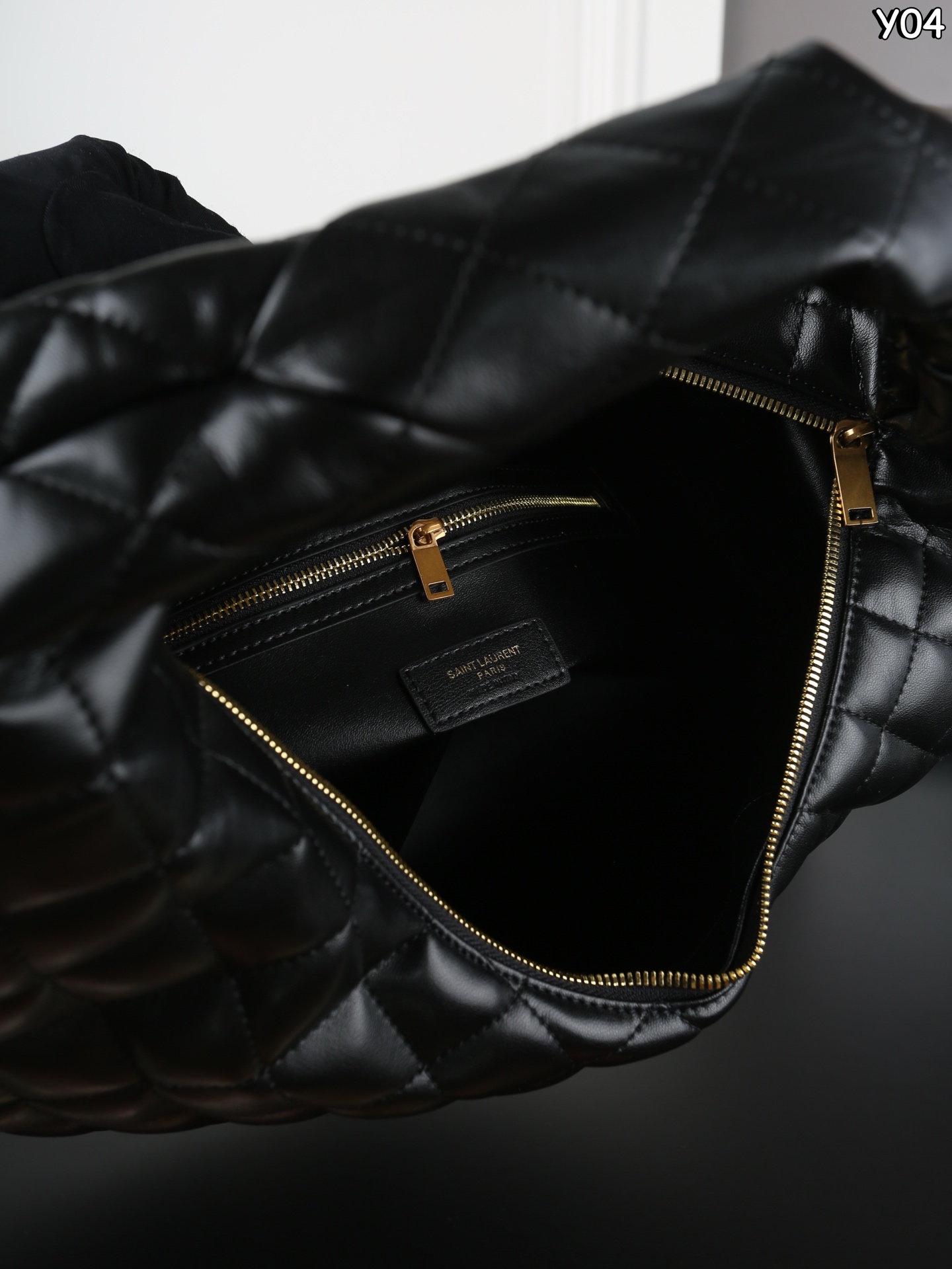 P230 YSL圣罗兰 ICARE HOBO 腋下包 手提包 YSL超🔥的一款大包包ICARE，25年秋冬推出腋下包款啦[氛围感R]大包爱好者又🈶新的选择啦！ 当年YSL ICARE就🔥的不要不要的，一枚大金属logo是视觉焦点，ICARE HOBO继承了这些特征，软质包身贴合日常，随手一挎便融入通勤、逛街或短途出行的节奏[爆炸R] 简约设计藏得住细节，无论是装点小物的内袋，还是耐造的面料，都为实用主义而生～ 别看是羊皮哦，耐造又高级👌～ 尺寸：45&times;35