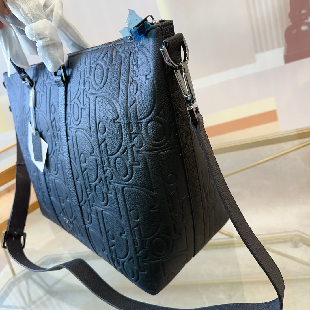 P280 DIOR 迪奥 Weekender 40 可调节可拆卸肩带拉链开合 Gravity印花效果粒面牛皮 牛皮公文包包 电脑包 手提包 采用精湛镶嵌细工，经典百搭 实物拍摄 原厂原版面料 配送防尘袋 34 x 55cm