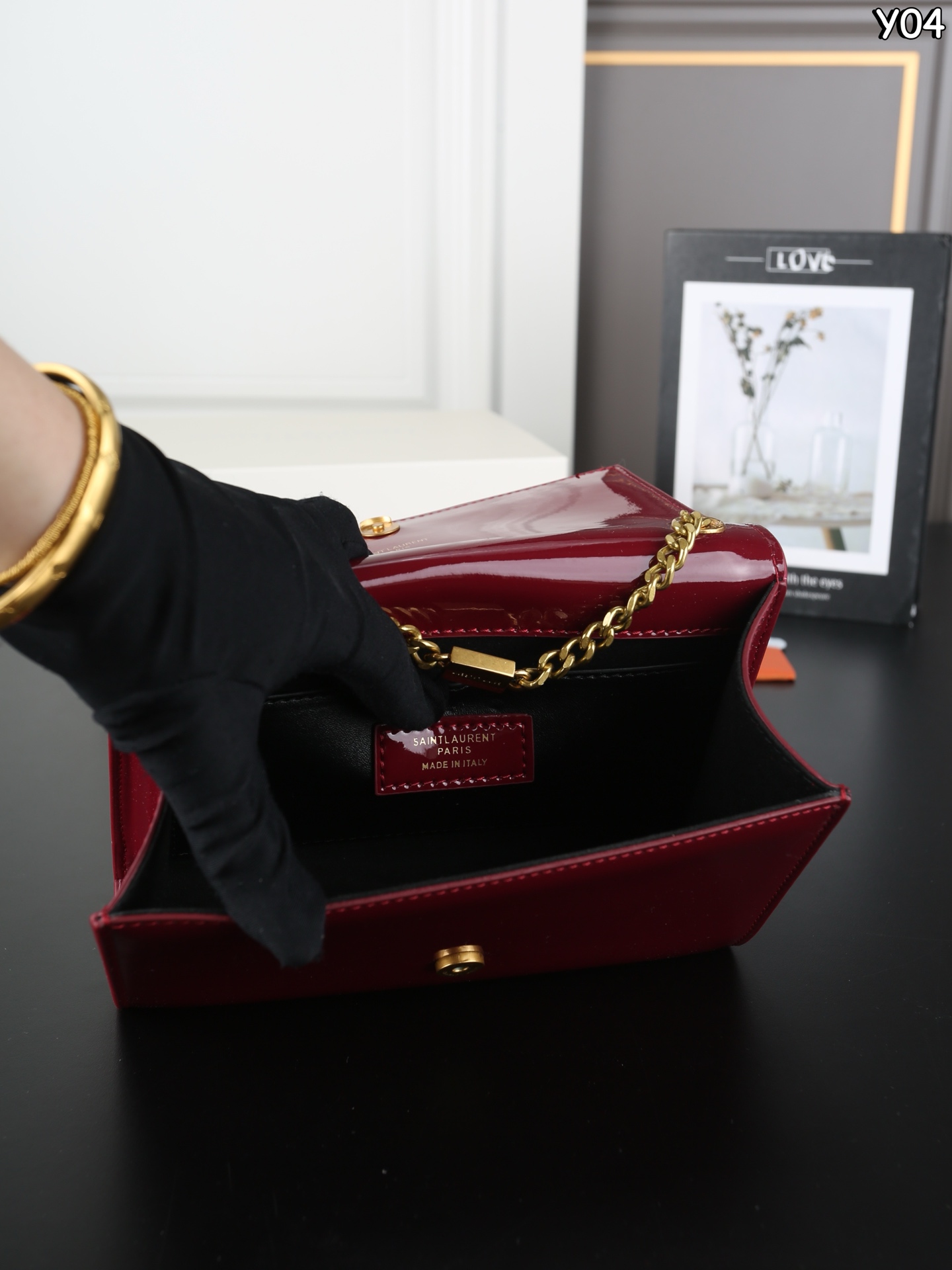 P150 全套礼盒 圣罗兰 YSL KATE 漆皮 流苏包链条单肩斜挎包 流苏超复古 满满的高级感 特别是流苏的材质，简直不要太好了！很有沉度的 经典流苏Kate也太🉑了吧‼️ 漆皮耐磨耐用，链条可随意调节变换背法，既可斜背又可腋下，更是完美晚宴包！ 尺寸：20&times;13