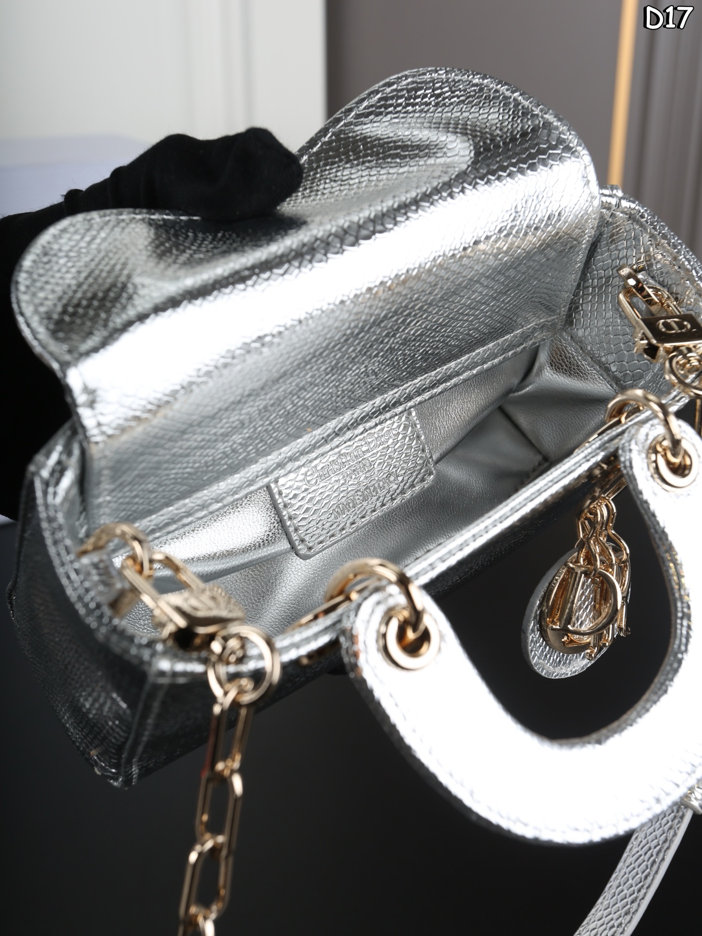 大P190 折叠盒 小P160 折叠盒 DIOR迪奥 Lady D-JOY 蜥蜴纹 横版戴妃包单肩斜挎手提包 酷girl也能背的🖤Dior蜥蜴皮🦎金属感戴妃❗️ 独特的稀有蜥蜴皮🦎质感超好 金属感⛓️的香槟色和银色 搭配深色上衣和牛仔裤街头感满满 时髦高级酷女孩必备🕶️ 尺寸:21×11/17×10
