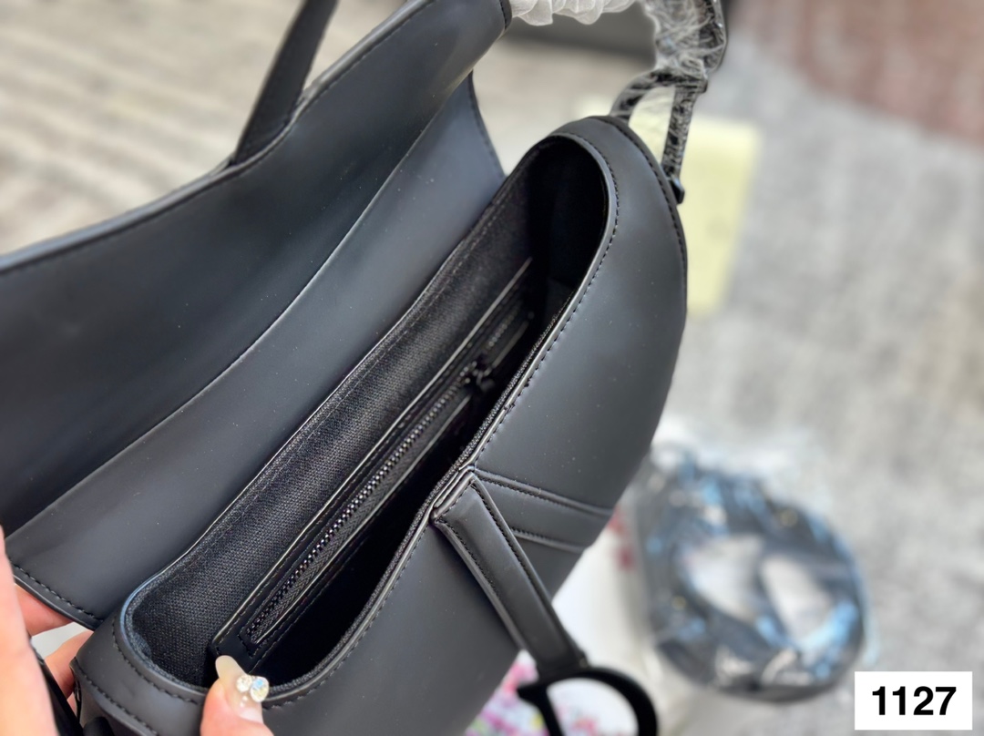 磨砂 P135 配盒子 Dio迪奥 马鞍包 超级好搭配 一年四季皆可 适合日常出行 闺蜜逛街 都是超级不错的选择 尺寸：24 21